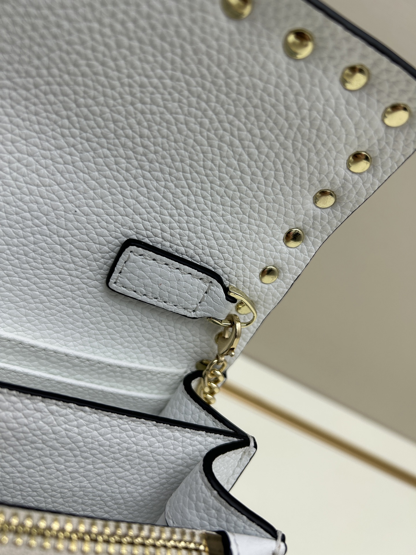 新品 Valent**o Garavani VRING搭链手提设计：荔纹小牛皮精制而成，醒目经典铆钉，可