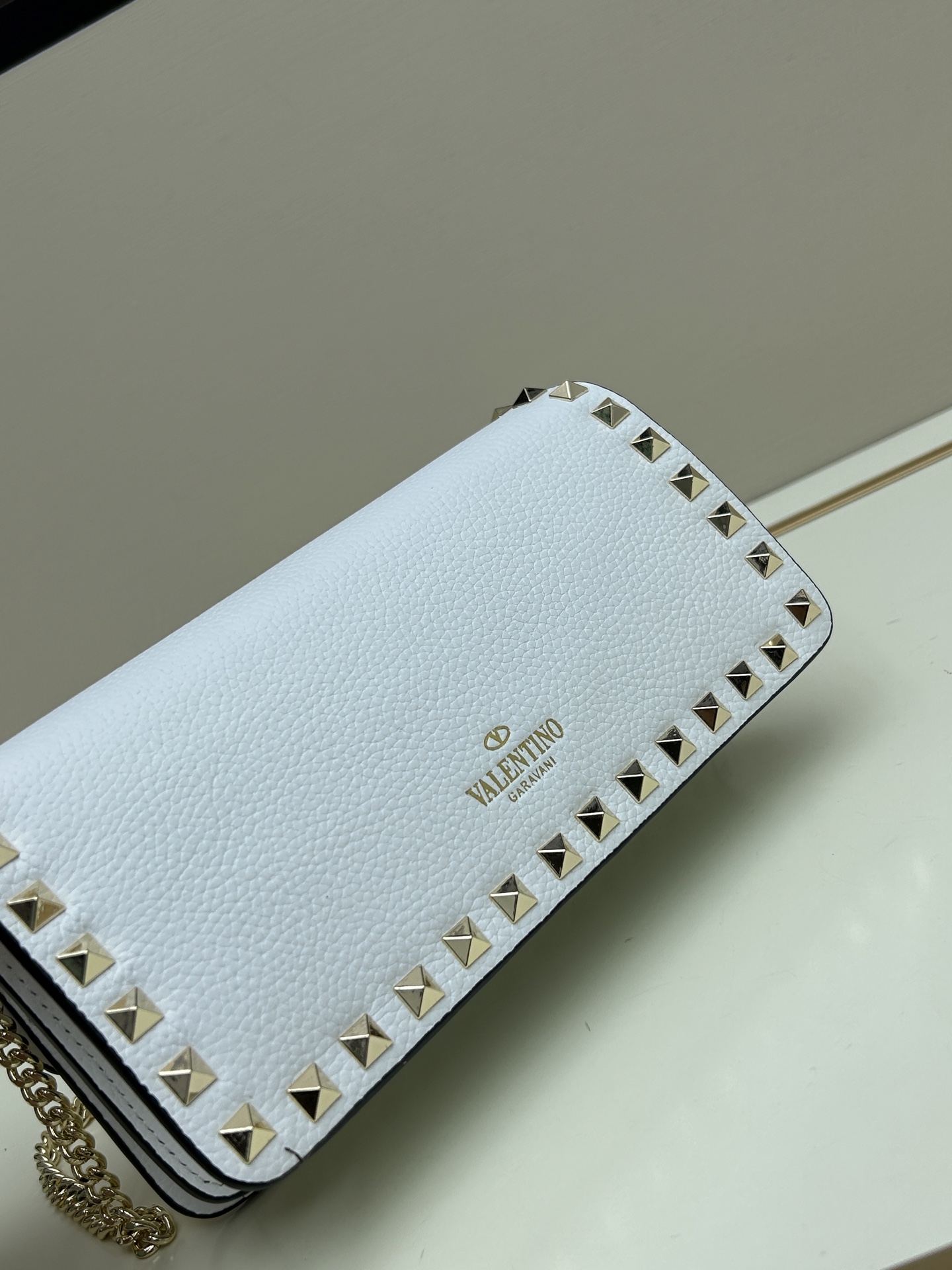 新品 Valent**o Garavani VRING搭链手提设计：荔纹小牛皮精制而成，醒目经典铆钉，可