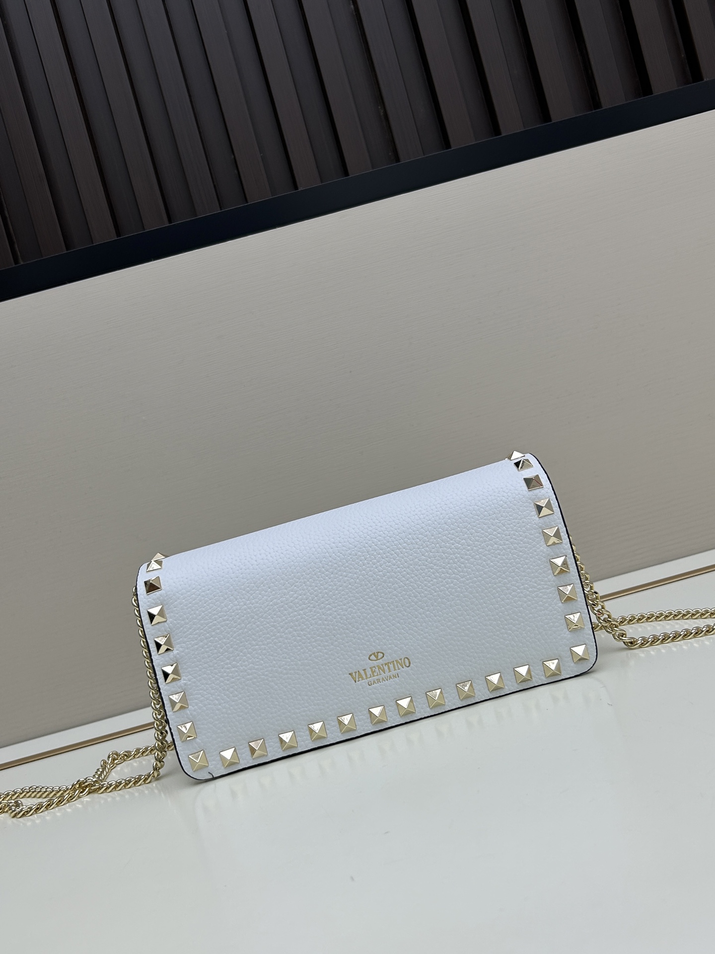 新品 Valent**o Garavani VRING搭链手提设计：荔纹小牛皮精制而成，醒目经典铆钉，可