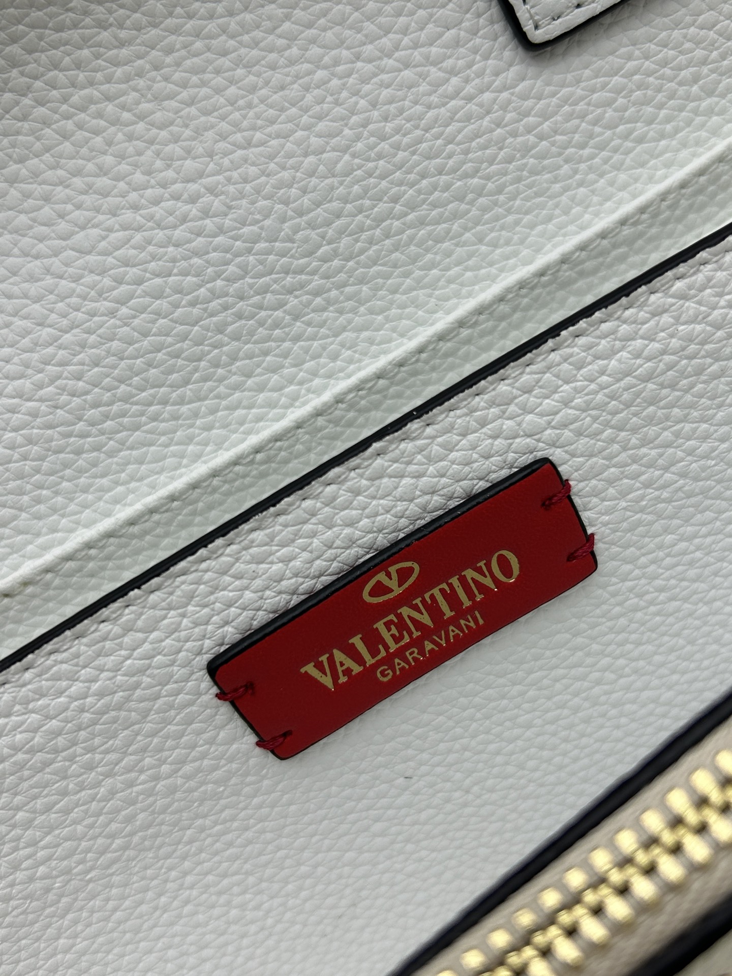 新品 Valent**o Garavani VRING搭链手提设计：荔纹小牛皮精制而成，醒目经典铆钉，可