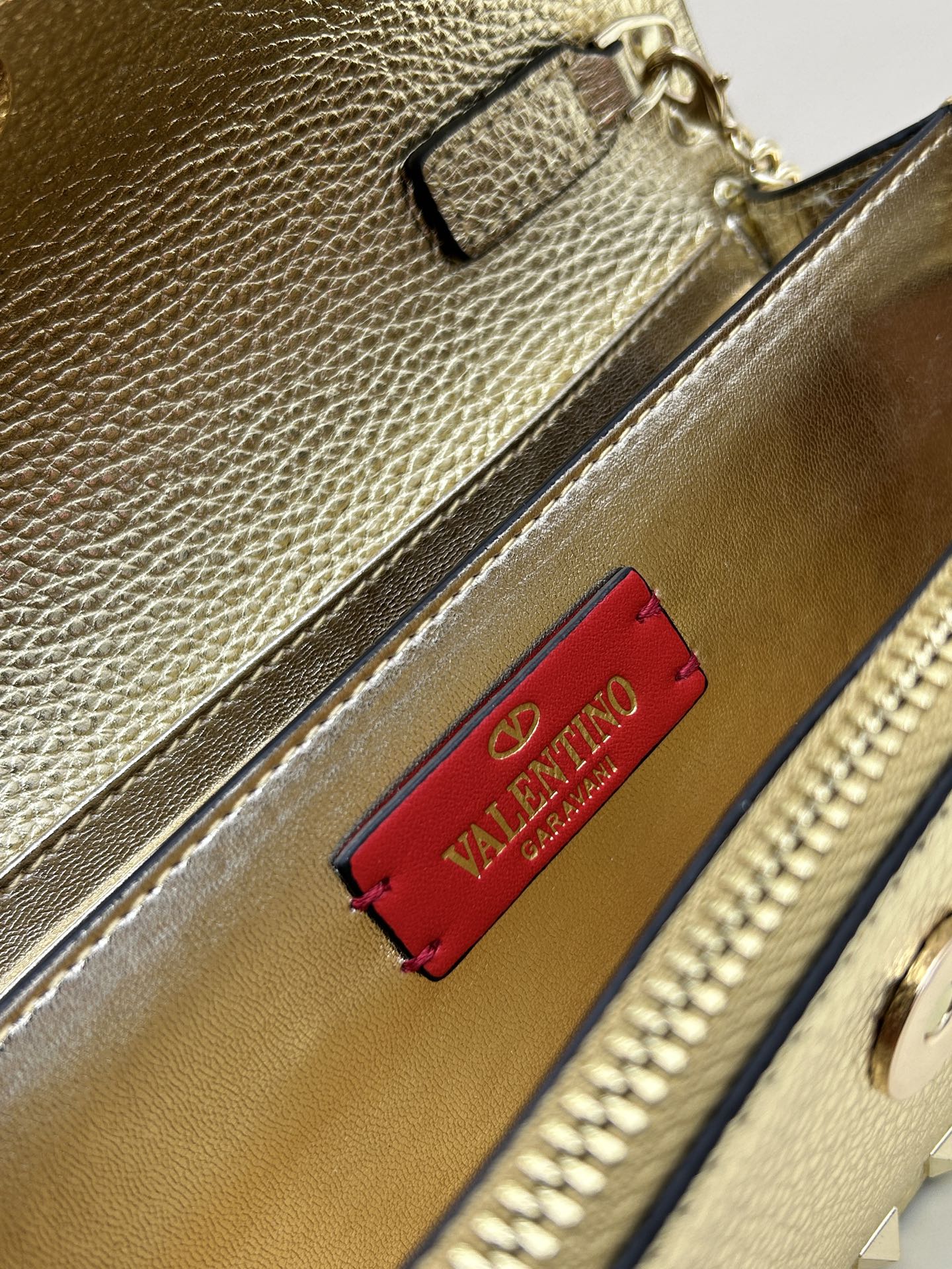 新品Valent**o Garavani VRING搭链手提设计：荔纹小牛皮精制而成，醒目经典铆钉，可手