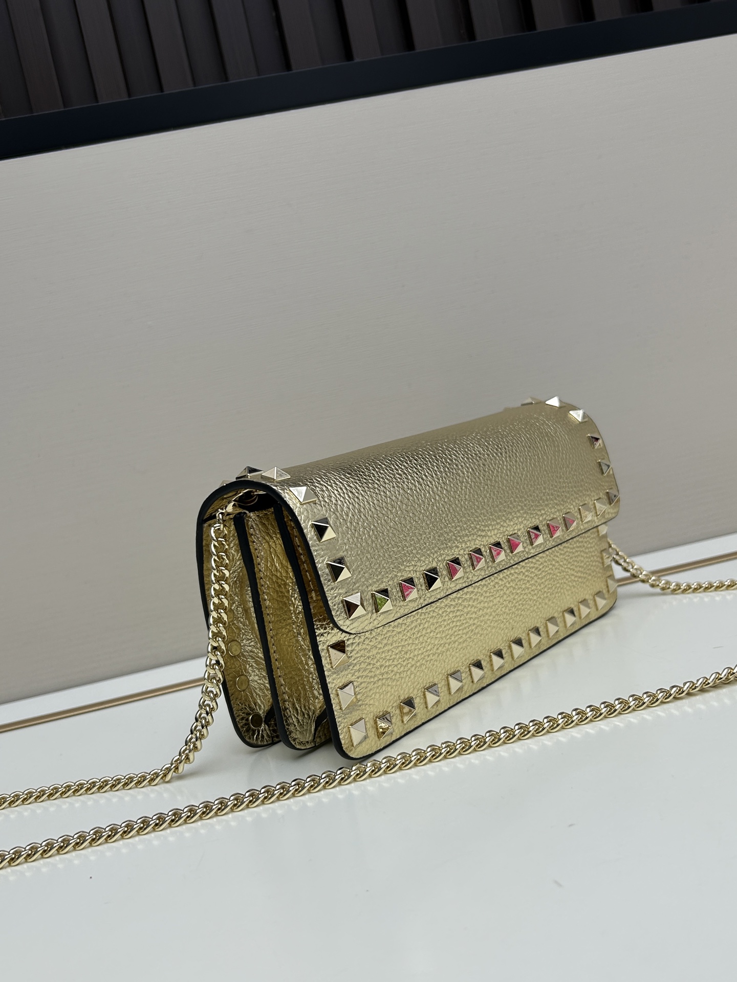 新品Valent**o Garavani VRING搭链手提设计：荔纹小牛皮精制而成，醒目经典铆钉，可手