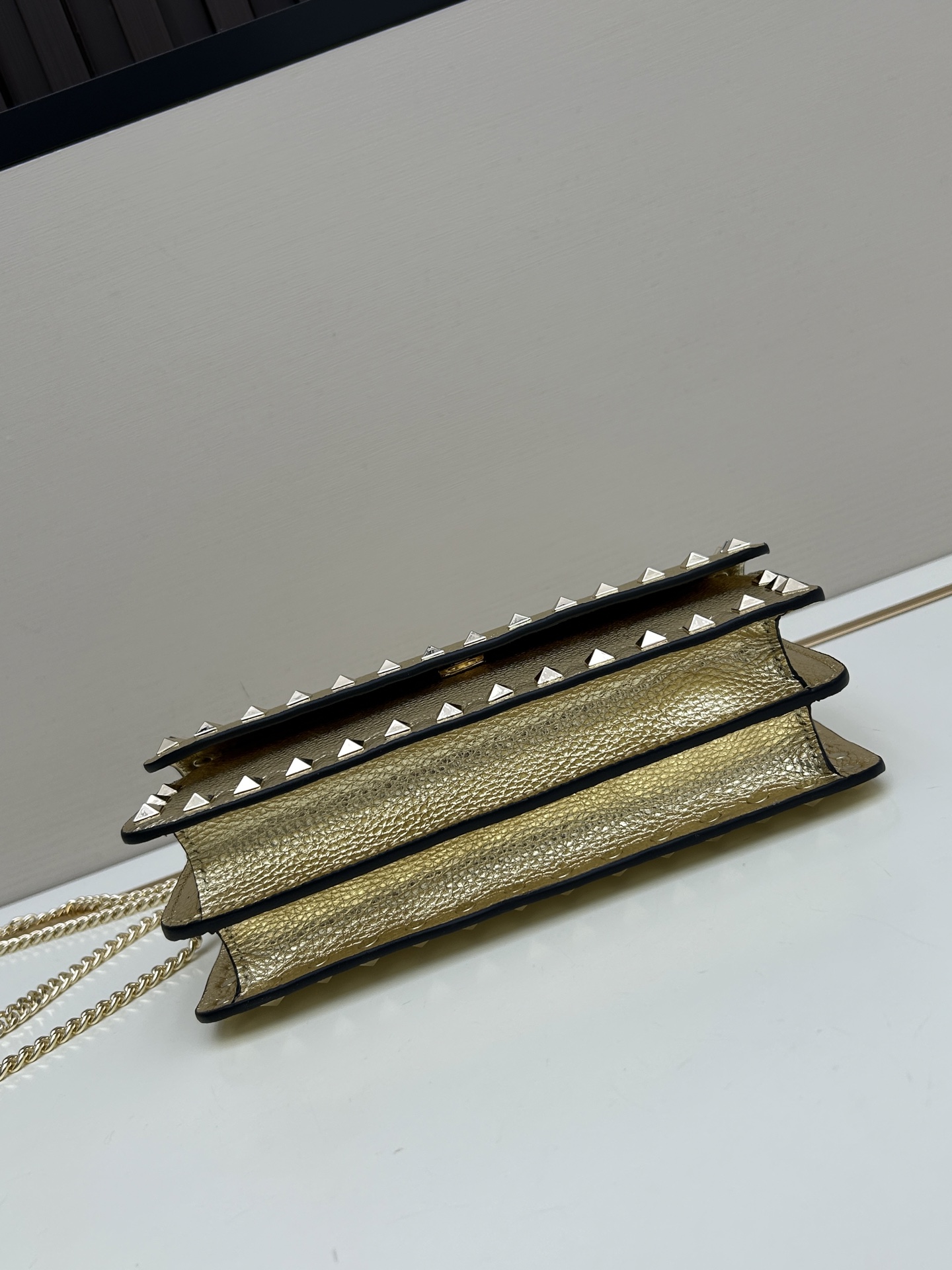 新品Valent**o Garavani VRING搭链手提设计：荔纹小牛皮精制而成，醒目经典铆钉，可手