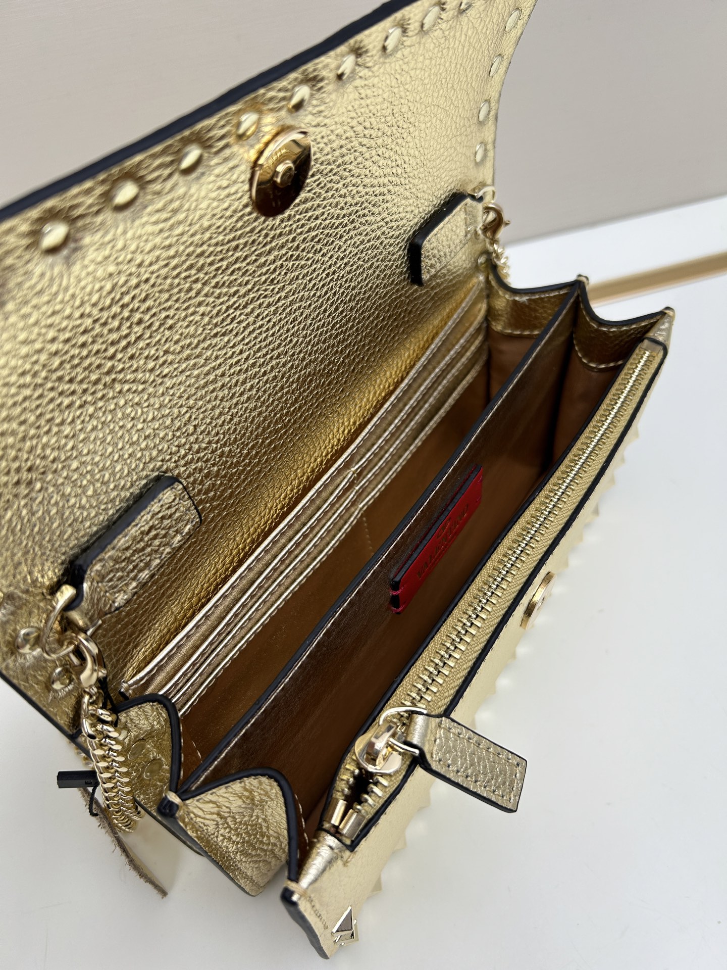 新品Valent**o Garavani VRING搭链手提设计：荔纹小牛皮精制而成，醒目经典铆钉，可手