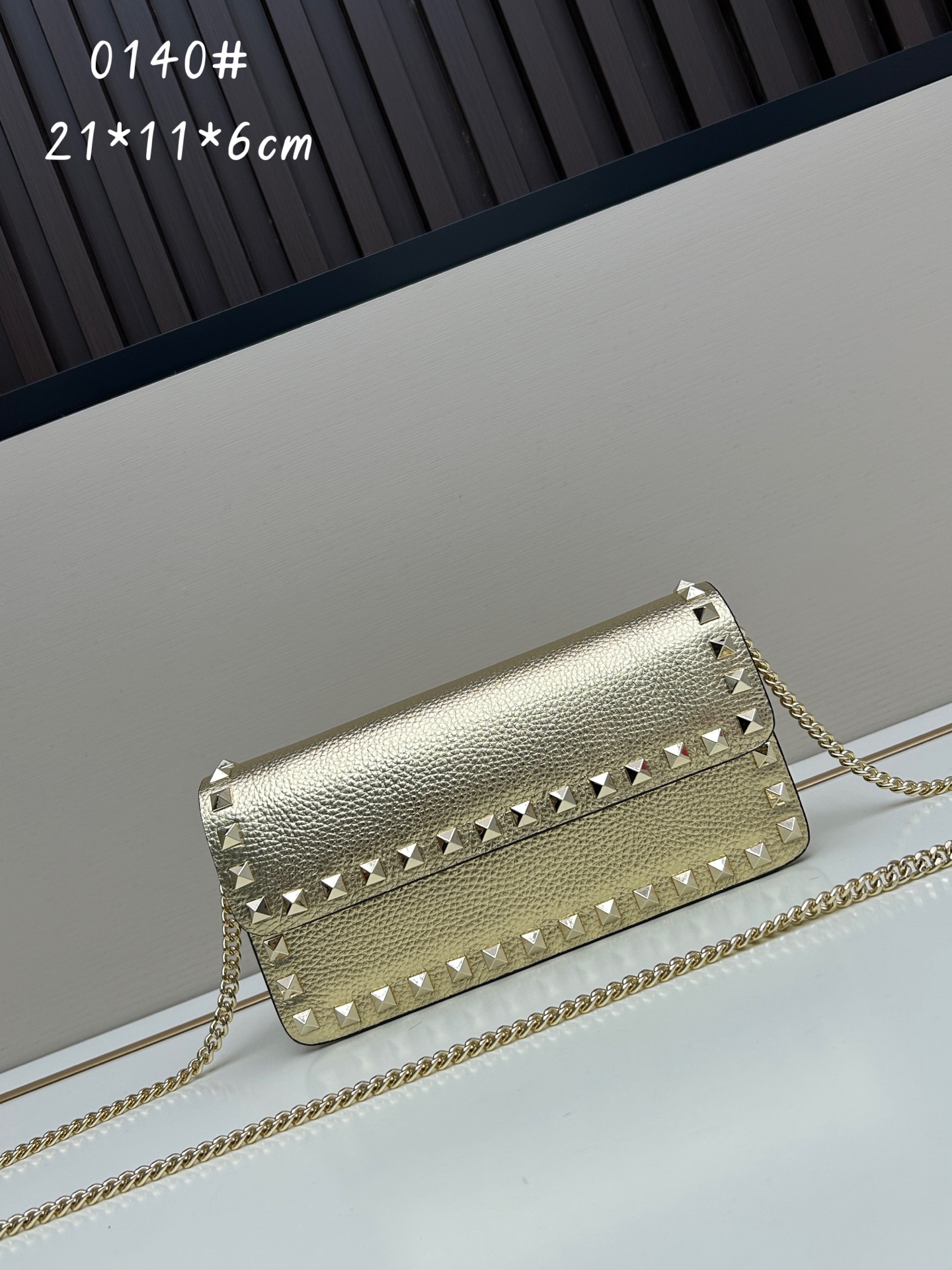 新品Valent**o Garavani VRING搭链手提设计：荔纹小牛皮精制而成，醒目经典铆钉，可手