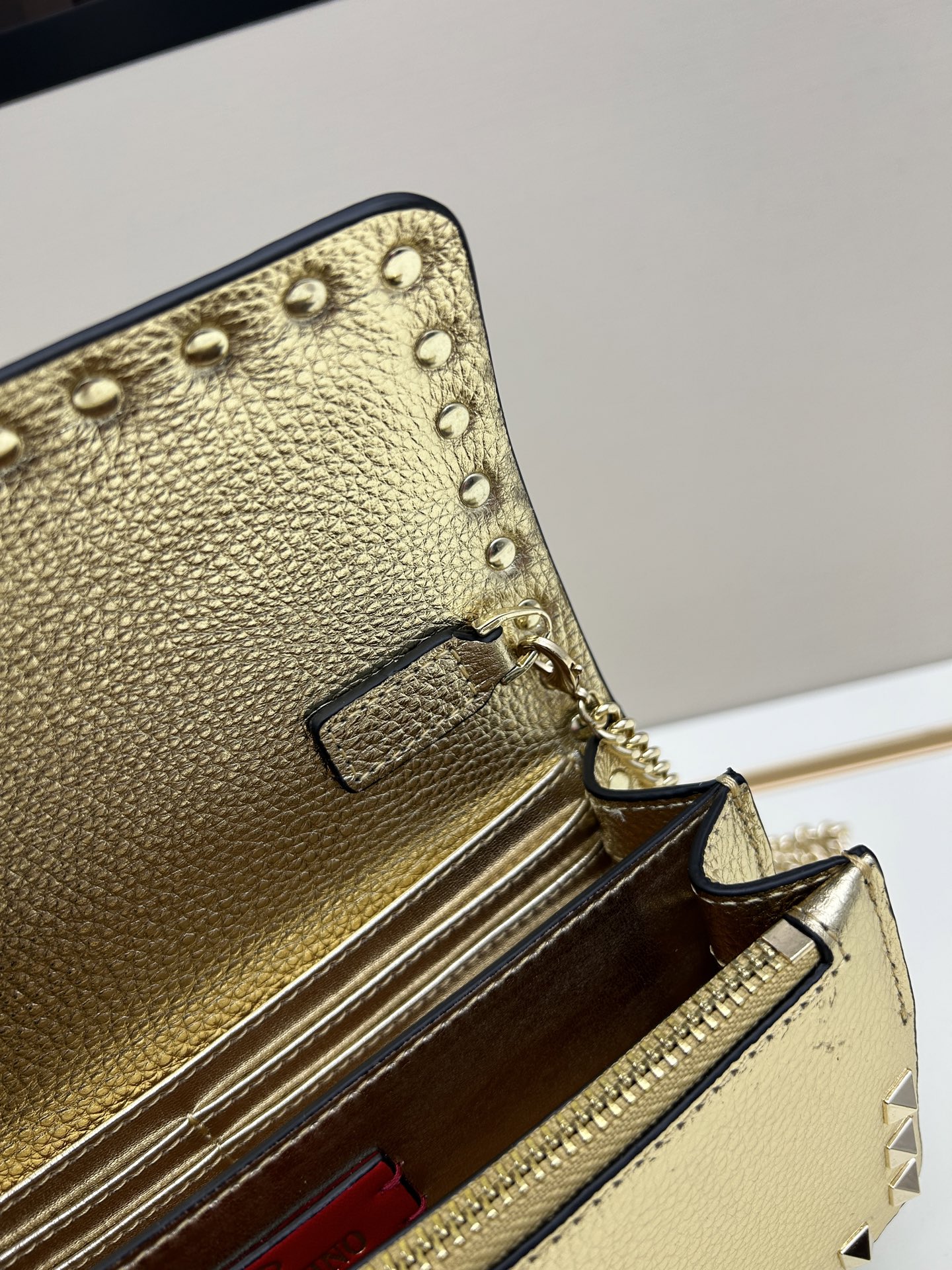 新品Valent**o Garavani VRING搭链手提设计：荔纹小牛皮精制而成，醒目经典铆钉，可手