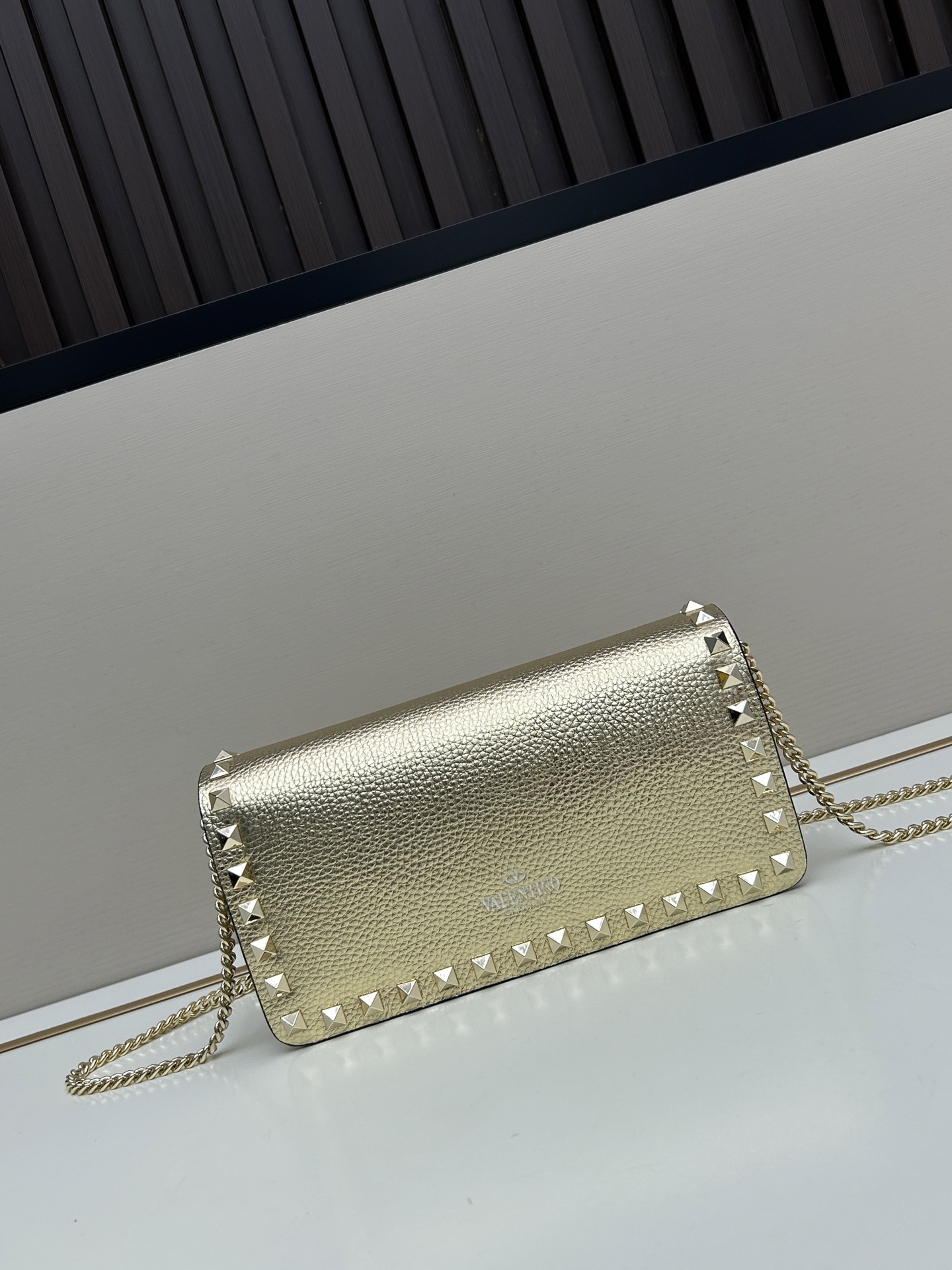 新品Valent**o Garavani VRING搭链手提设计：荔纹小牛皮精制而成，醒目经典铆钉，可手