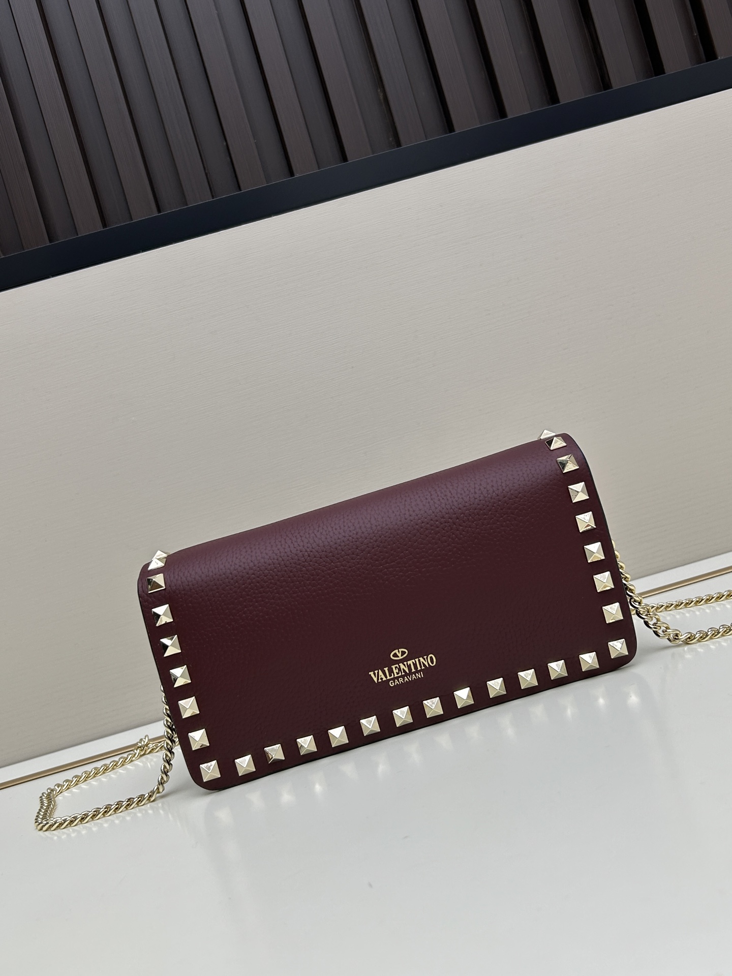 新品Valent**o Garavani VRING搭链手提设计：荔纹小牛皮精制而成，醒目经典铆钉，可手