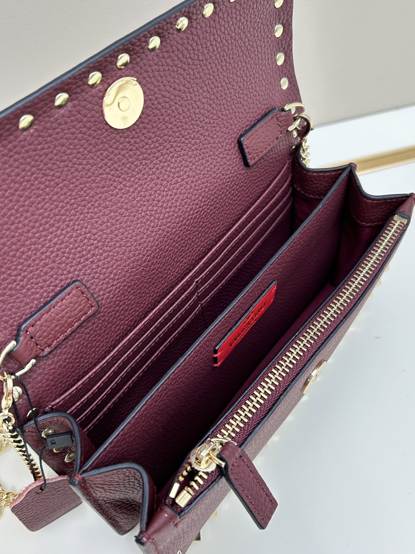 新品Valent**o Garavani VRING搭链手提设计：荔纹小牛皮精制而成，醒目经典铆钉，可手