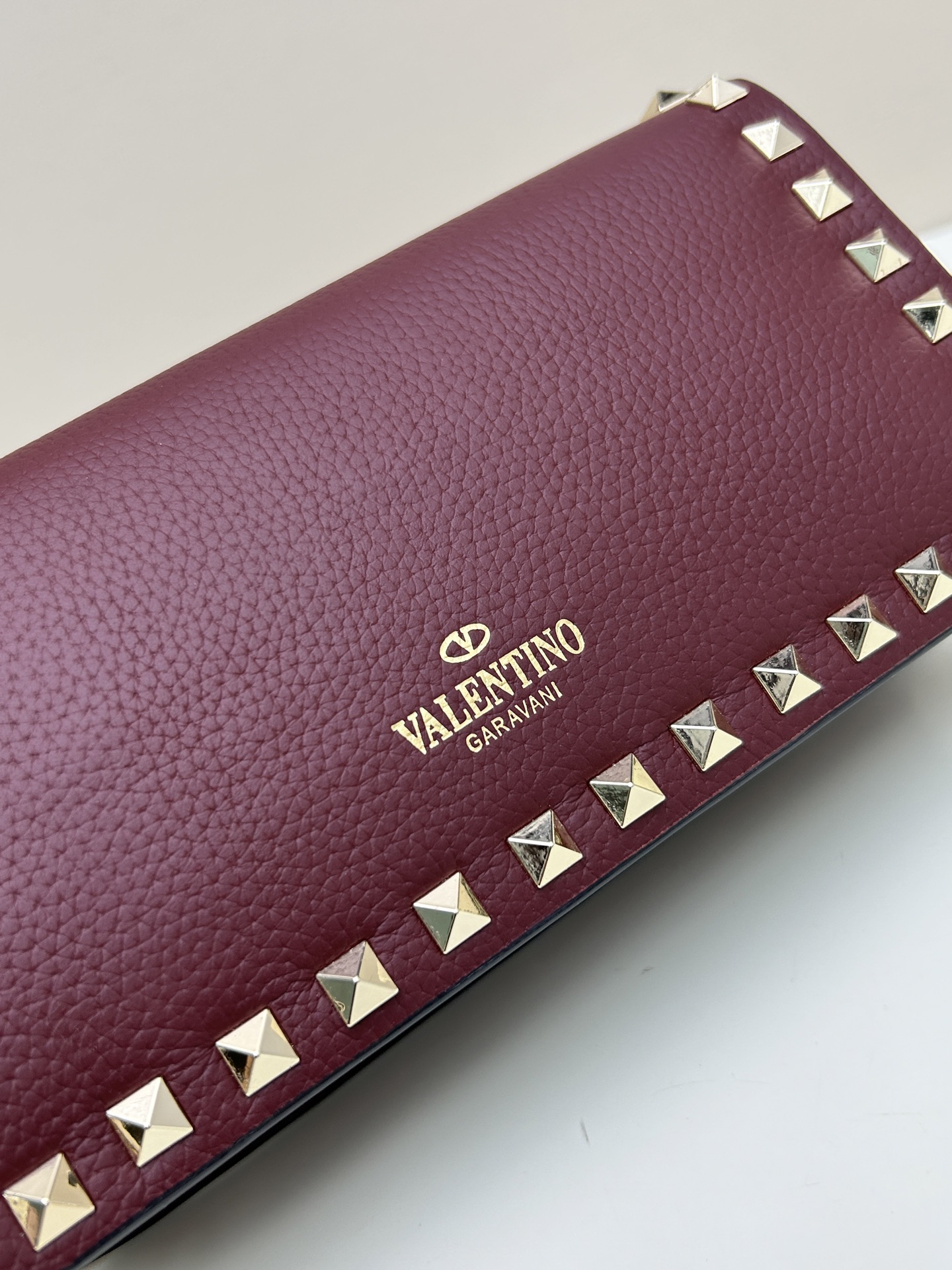 新品Valent**o Garavani VRING搭链手提设计：荔纹小牛皮精制而成，醒目经典铆钉，可手