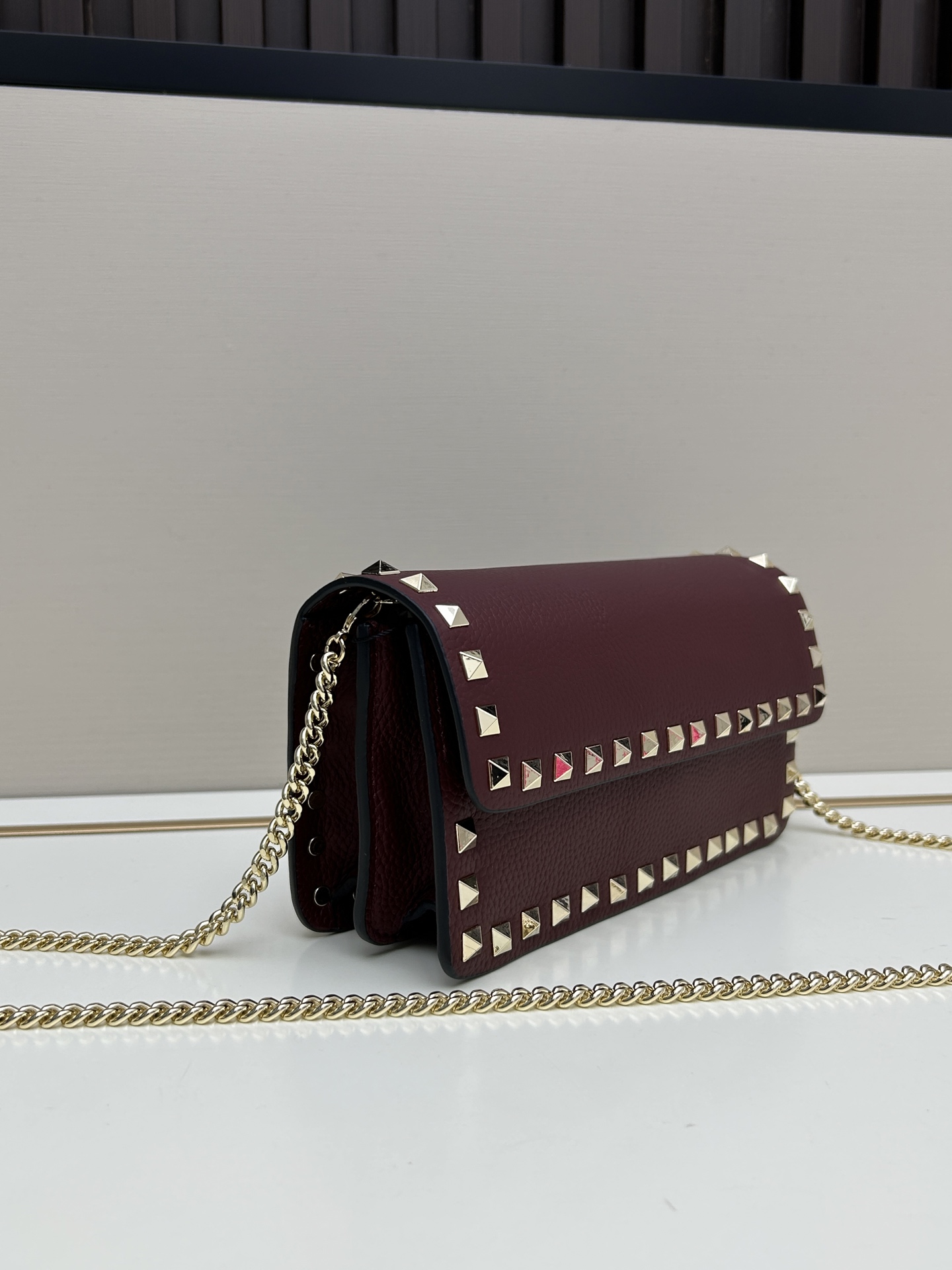 新品Valent**o Garavani VRING搭链手提设计：荔纹小牛皮精制而成，醒目经典铆钉，可手