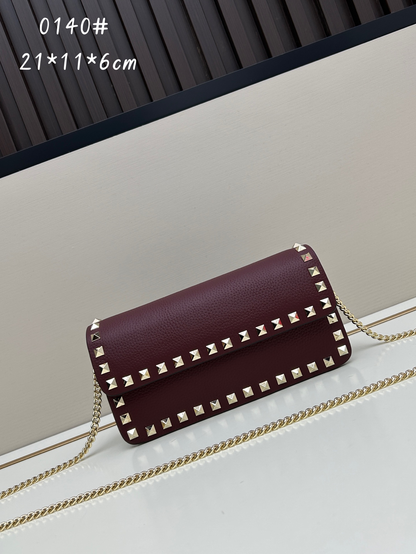 新品Valent**o Garavani VRING搭链手提设计：荔纹小牛皮精制而成，醒目经典铆钉，可手