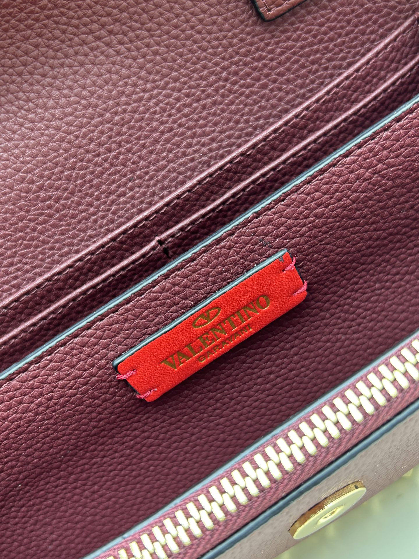 新品Valent**o Garavani VRING搭链手提设计：荔纹小牛皮精制而成，醒目经典铆钉，可手