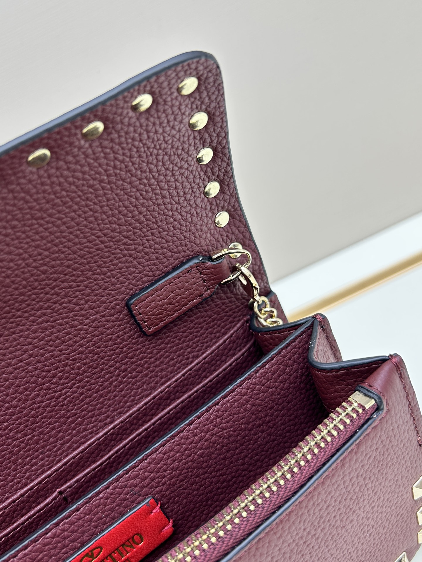 新品Valent**o Garavani VRING搭链手提设计：荔纹小牛皮精制而成，醒目经典铆钉，可手