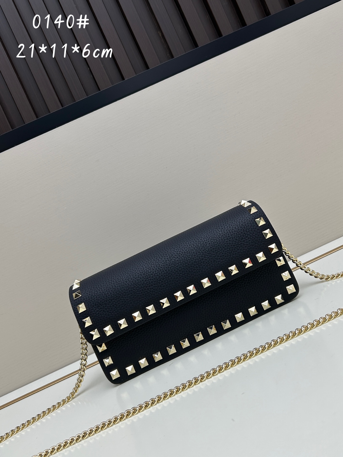 新品Valent**o Garavani VRING搭链手提设计：荔纹小牛皮精制而成，醒目经典铆钉，可手