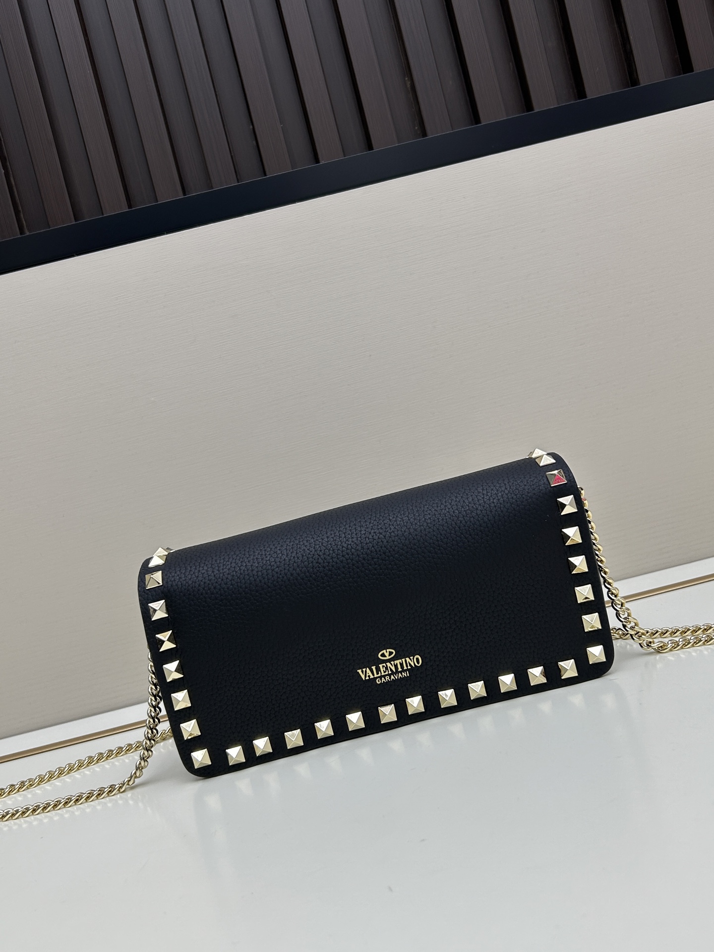 新品Valent**o Garavani VRING搭链手提设计：荔纹小牛皮精制而成，醒目经典铆钉，可手