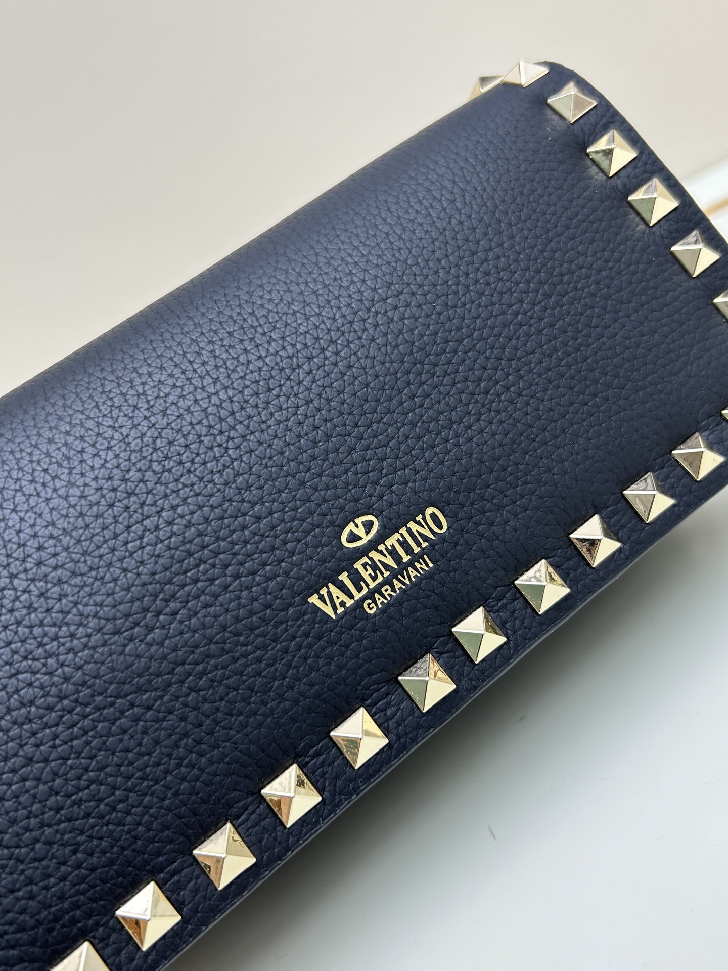 新品Valent**o Garavani VRING搭链手提设计：荔纹小牛皮精制而成，醒目经典铆钉，可手