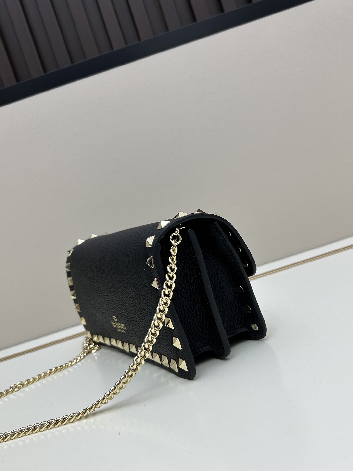 新品Valent**o Garavani VRING搭链手提设计：荔纹小牛皮精制而成，醒目经典铆钉，可手