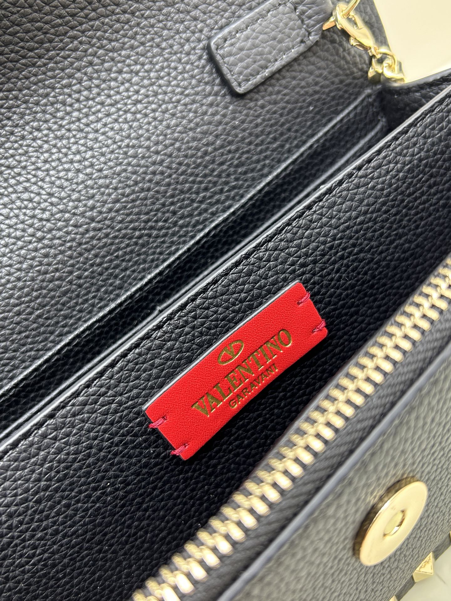 新品Valent**o Garavani VRING搭链手提设计：荔纹小牛皮精制而成，醒目经典铆钉，可手