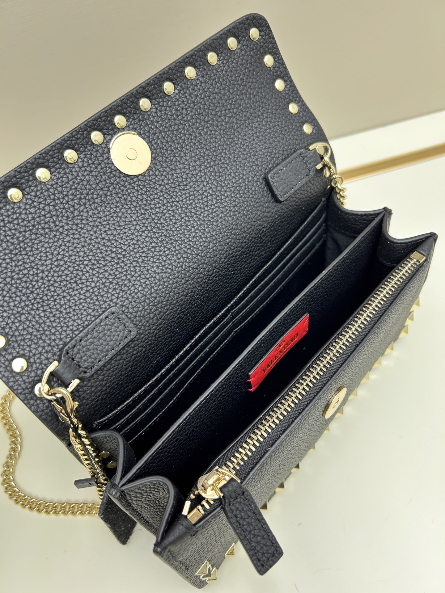 新品Valent**o Garavani VRING搭链手提设计：荔纹小牛皮精制而成，醒目经典铆钉，可手