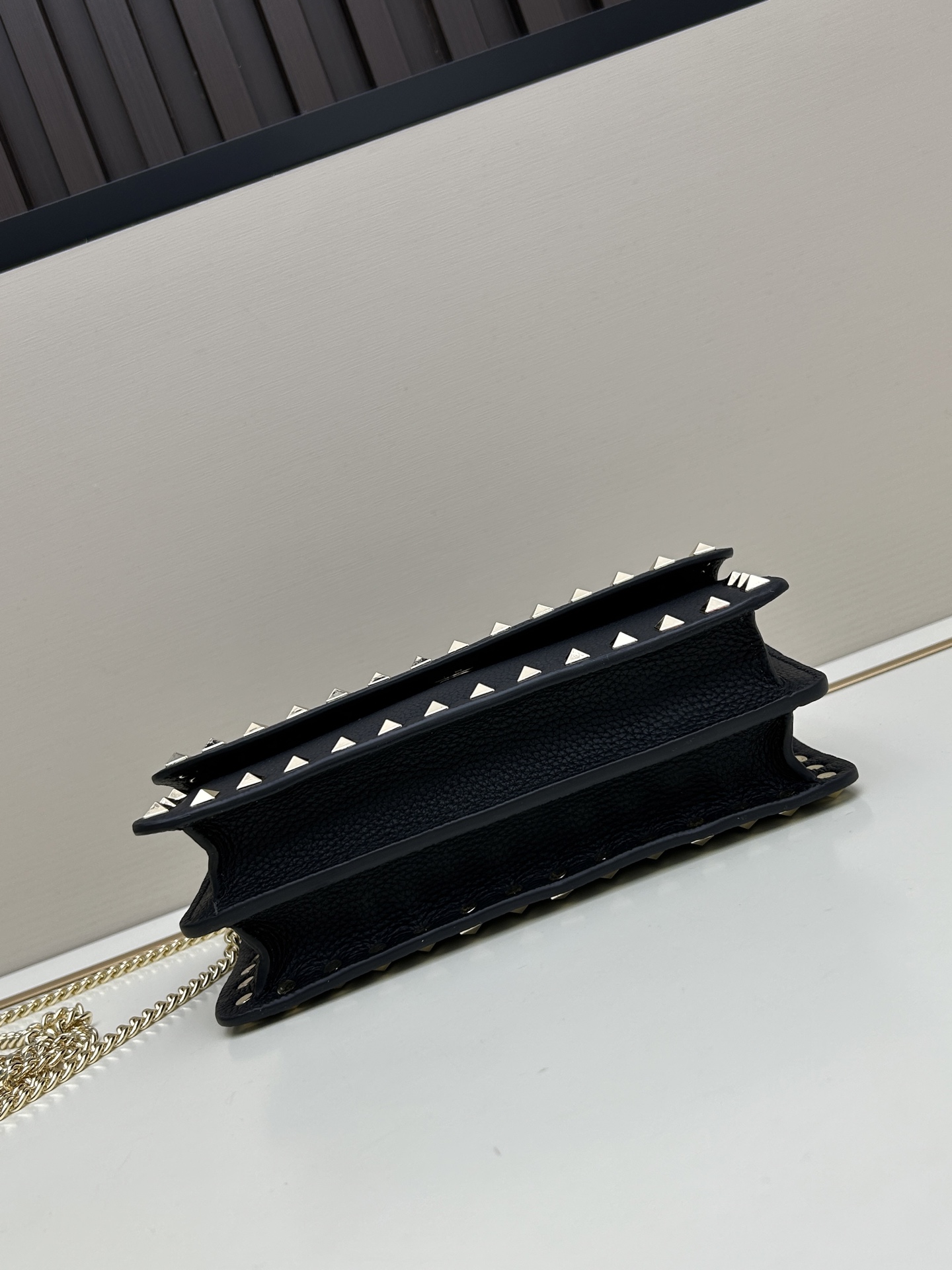 新品Valent**o Garavani VRING搭链手提设计：荔纹小牛皮精制而成，醒目经典铆钉，可手