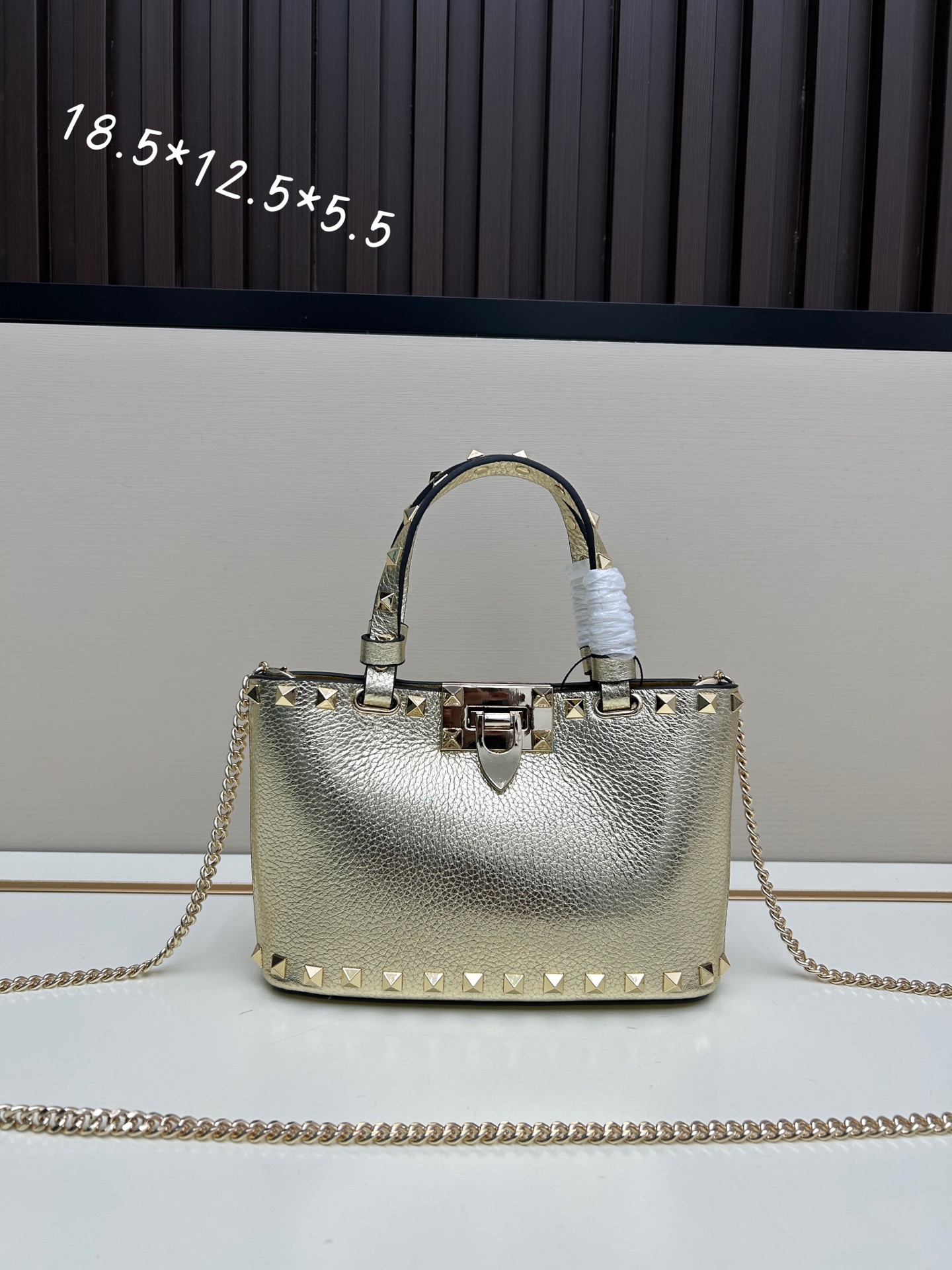 新品上架VALENTNO GARAVANI ROCKSTUD 迷你粒面小牛皮手袋 这款手袋配有手提柄和可