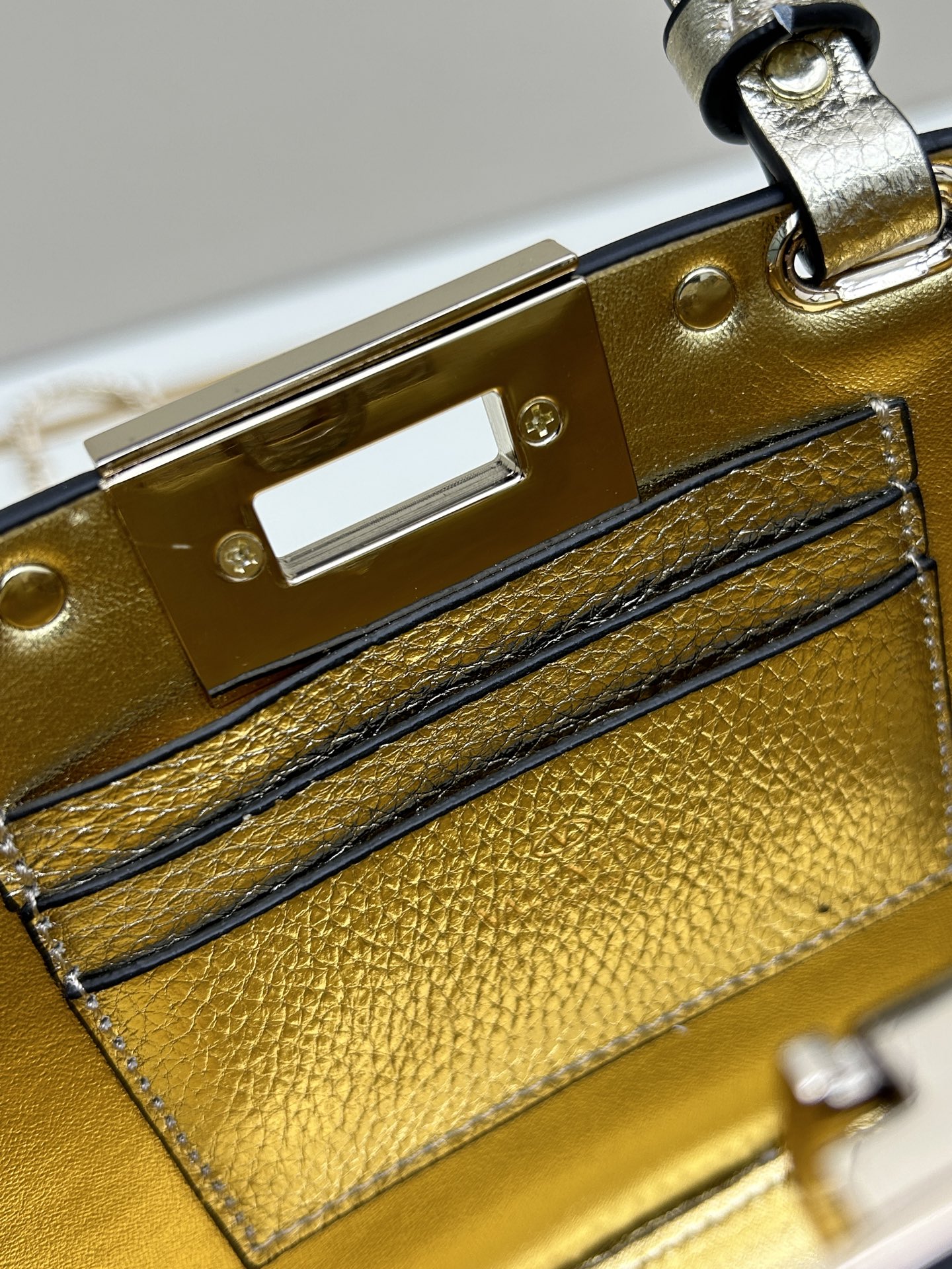 新品上架VALENTNO GARAVANI ROCKSTUD 迷你粒面小牛皮手袋 这款手袋配有手提柄和可