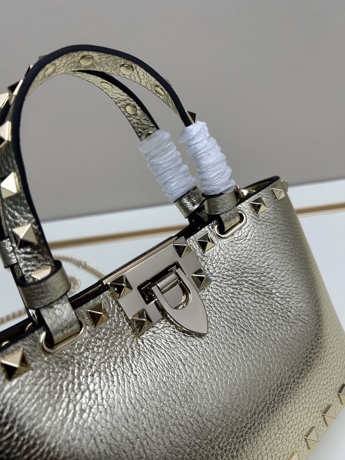 新品上架VALENTNO GARAVANI ROCKSTUD 迷你粒面小牛皮手袋 这款手袋配有手提柄和可