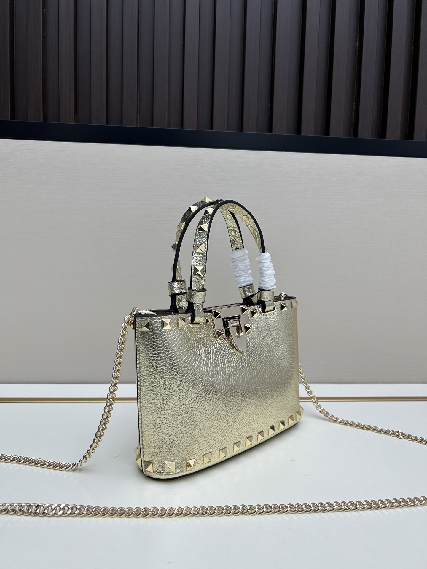 新品上架VALENTNO GARAVANI ROCKSTUD 迷你粒面小牛皮手袋 这款手袋配有手提柄和可