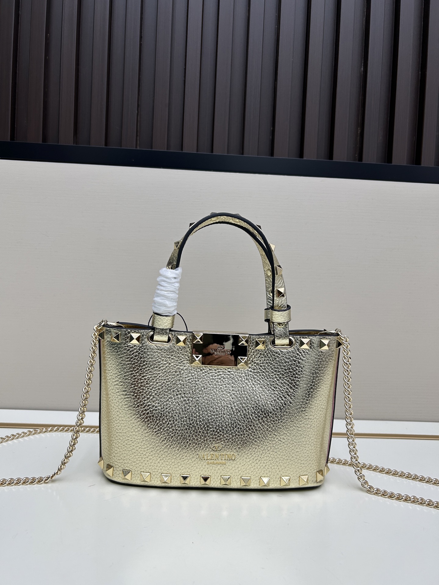 新品上架VALENTNO GARAVANI ROCKSTUD 迷你粒面小牛皮手袋 这款手袋配有手提柄和可