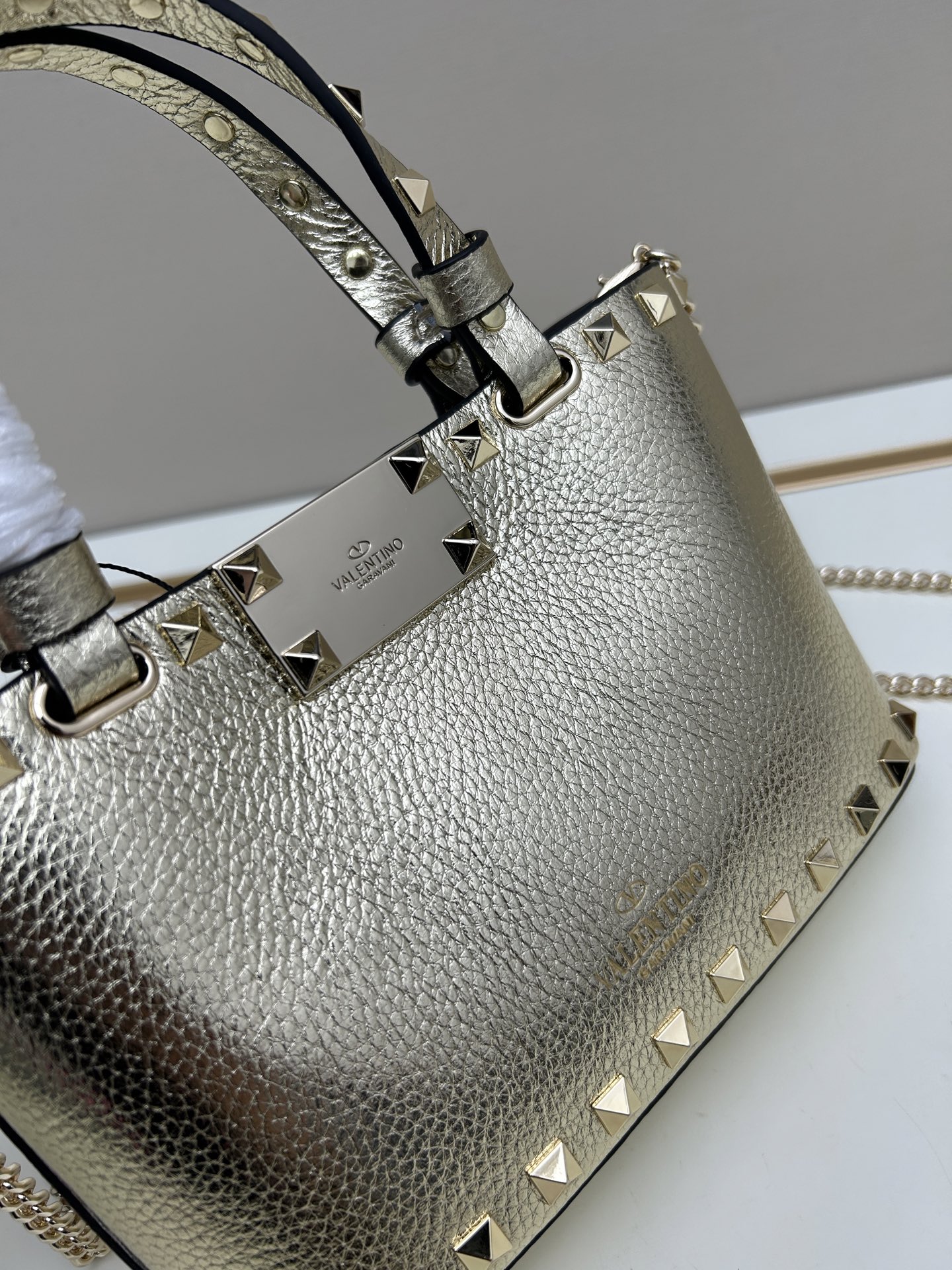新品上架VALENTNO GARAVANI ROCKSTUD 迷你粒面小牛皮手袋 这款手袋配有手提柄和可