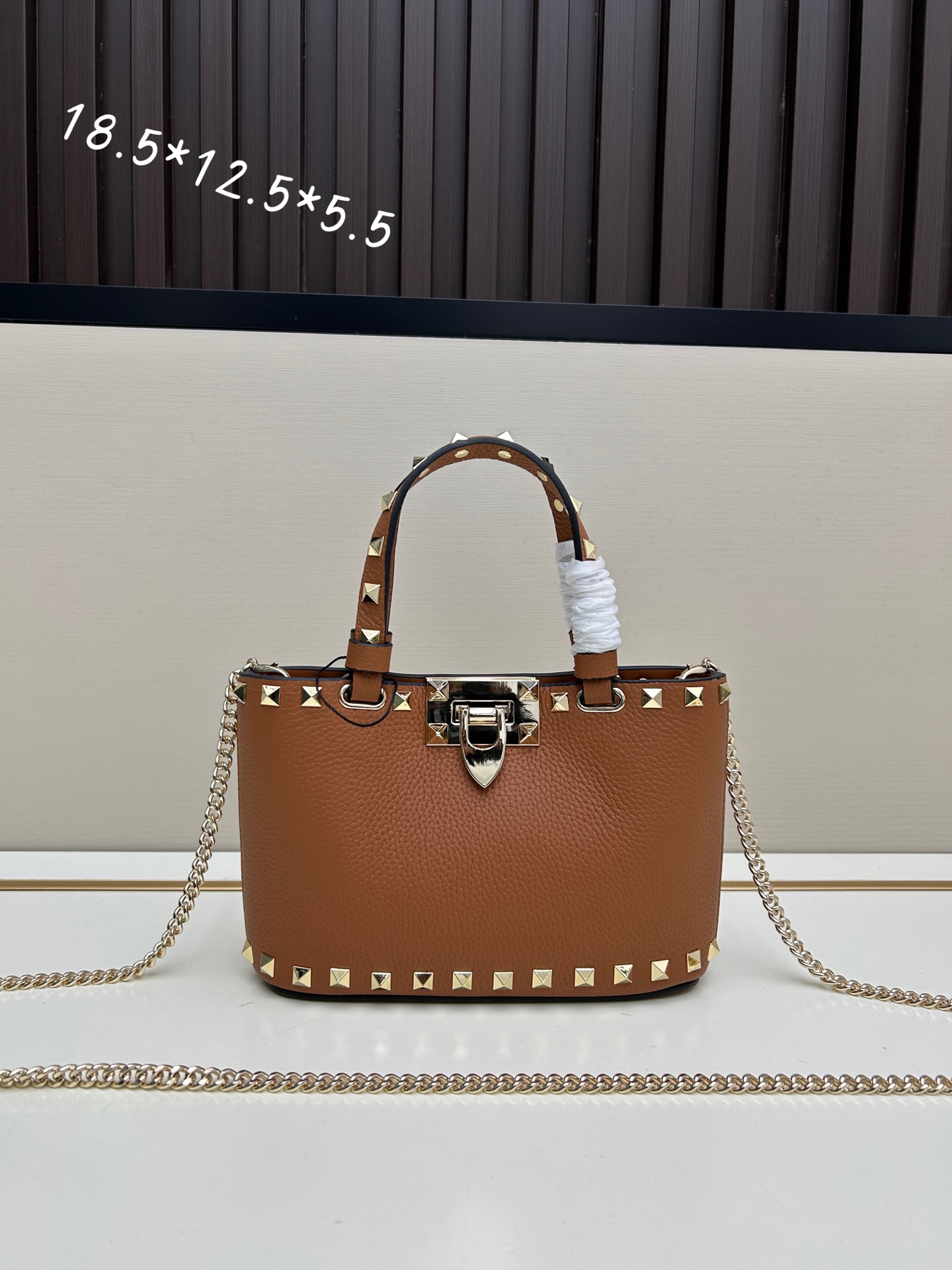 新品上架VALENTNO GARAVANI ROCKSTUD 迷你粒面小牛皮手袋 这款手袋配有手提柄和可