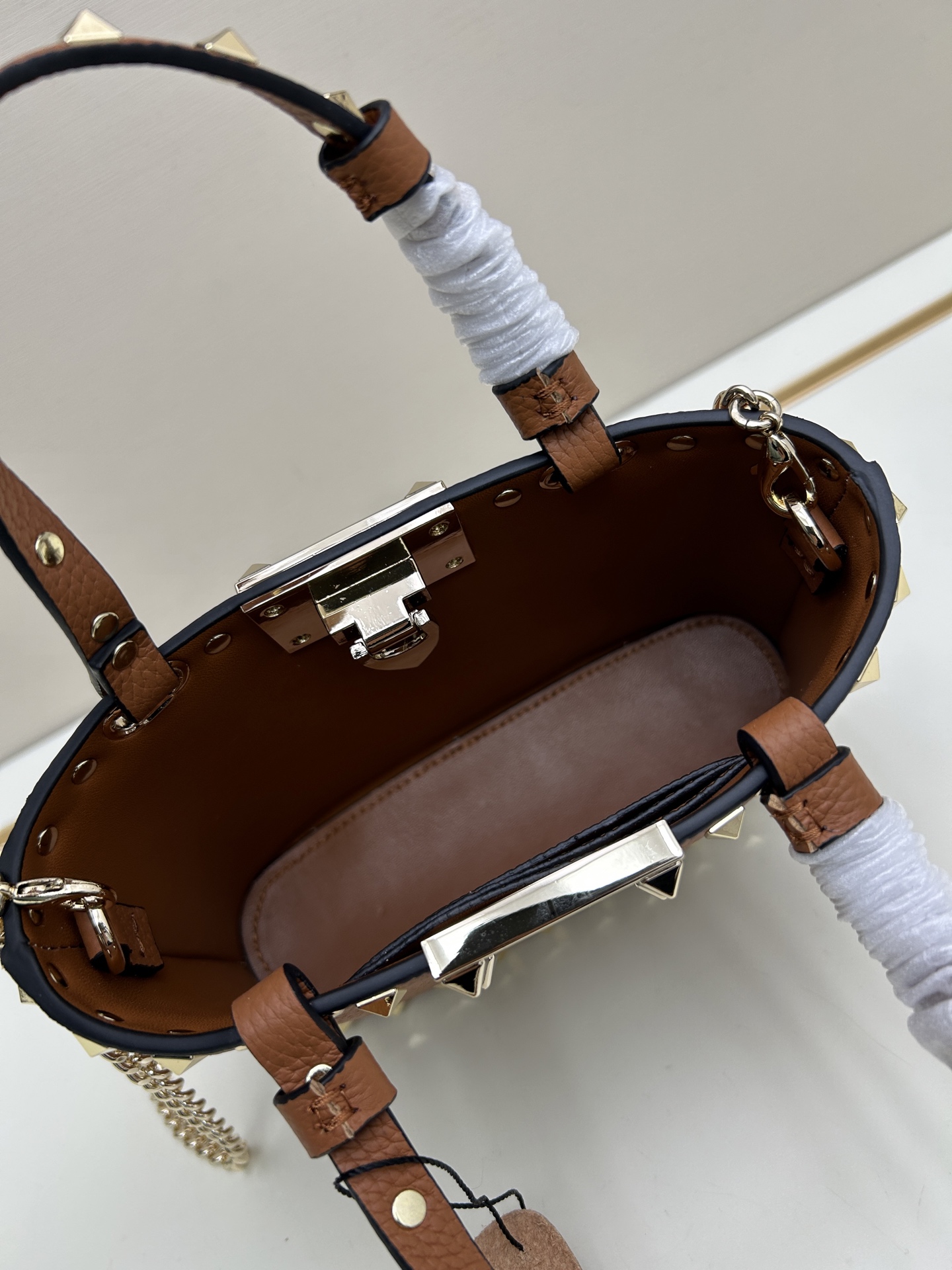 新品上架VALENTNO GARAVANI ROCKSTUD 迷你粒面小牛皮手袋 这款手袋配有手提柄和可