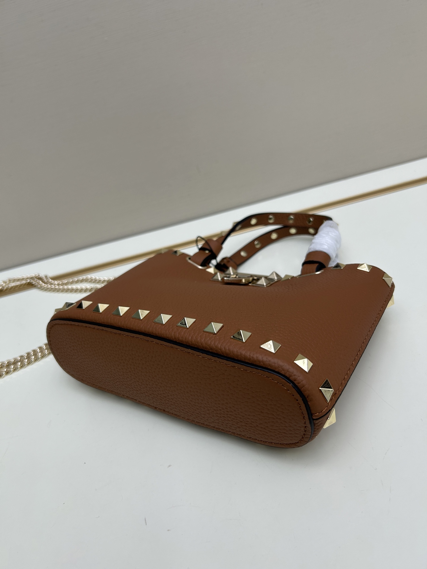 新品上架VALENTNO GARAVANI ROCKSTUD 迷你粒面小牛皮手袋 这款手袋配有手提柄和可