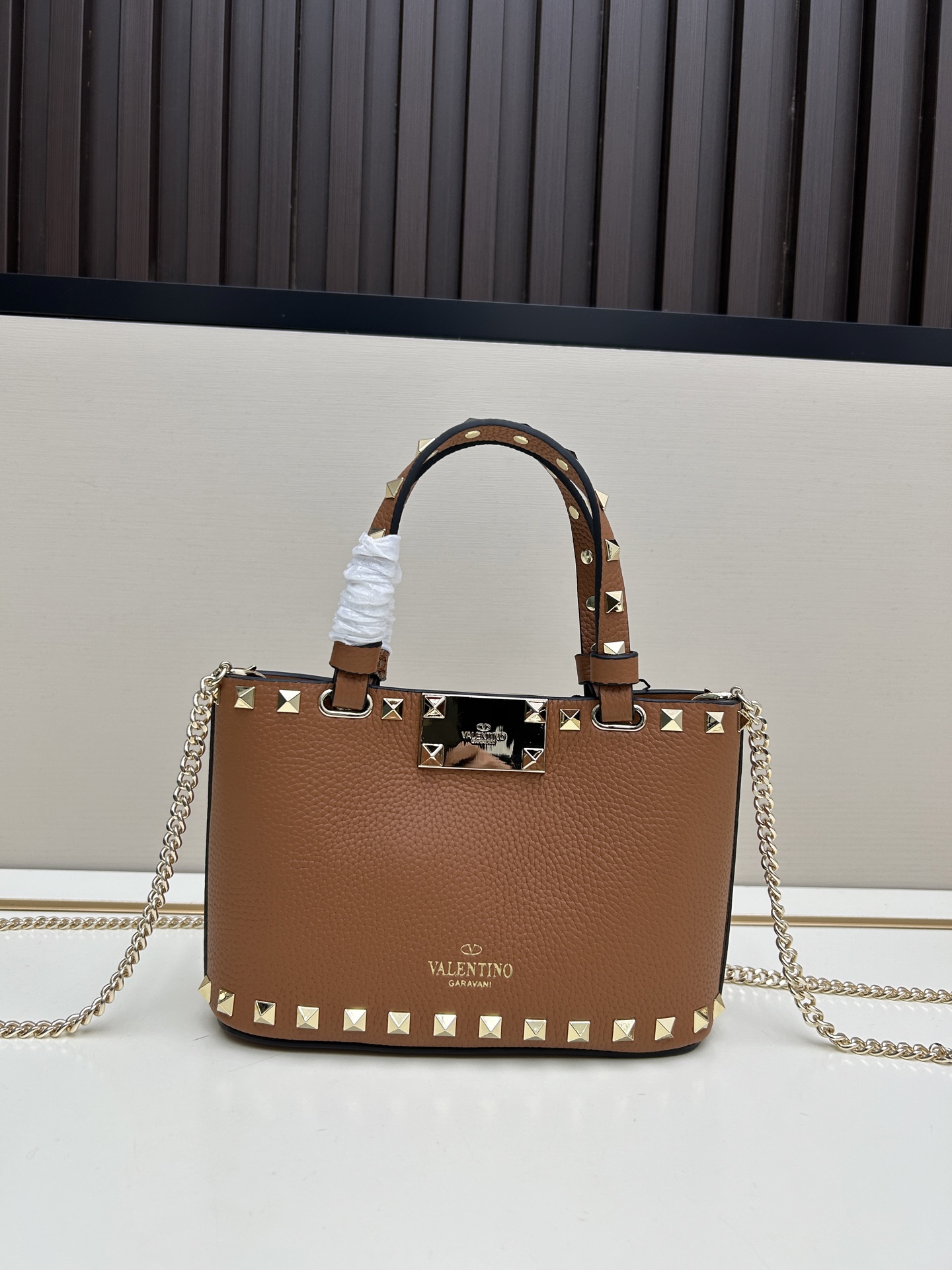 新品上架VALENTNO GARAVANI ROCKSTUD 迷你粒面小牛皮手袋 这款手袋配有手提柄和可