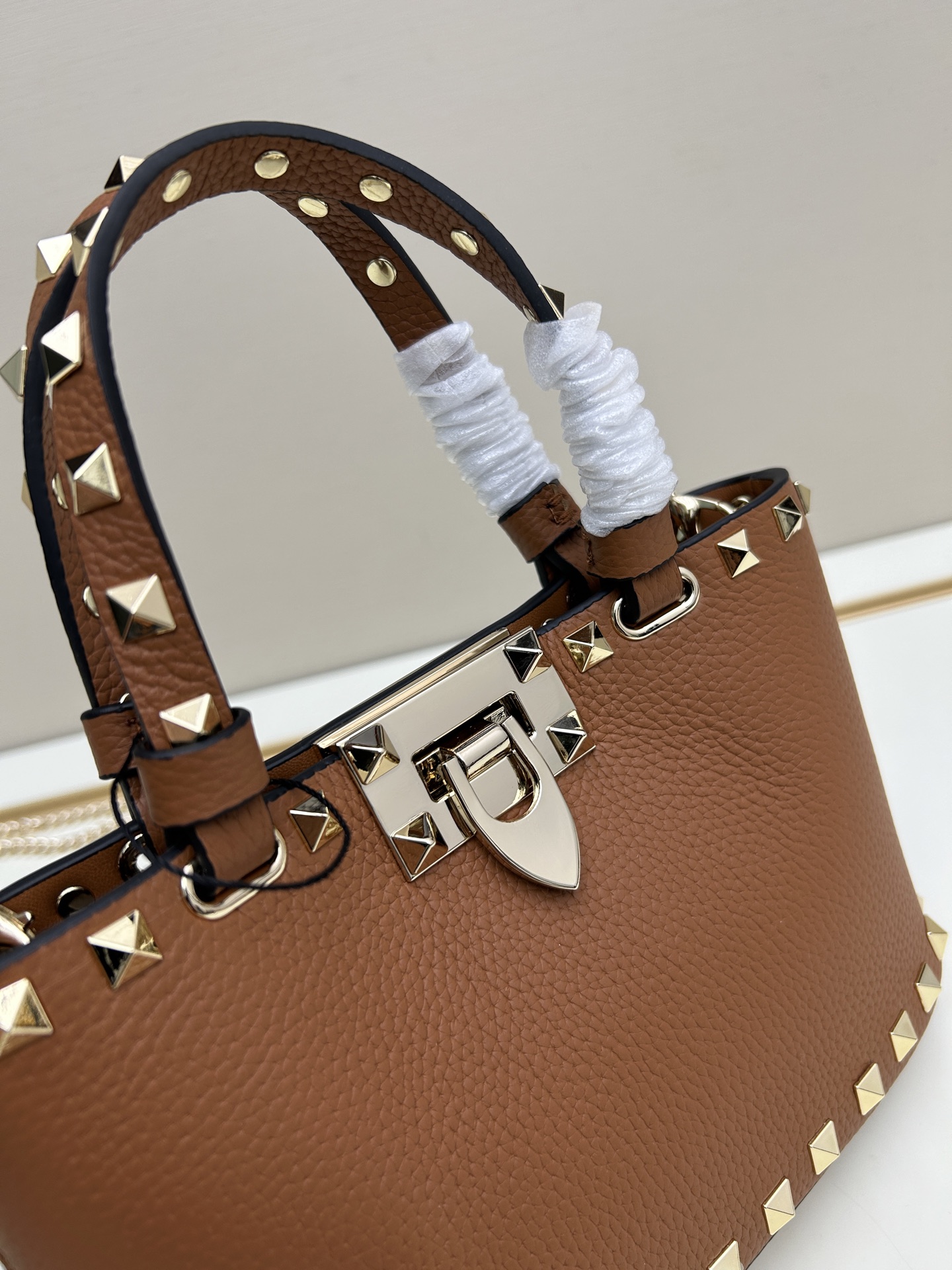 新品上架VALENTNO GARAVANI ROCKSTUD 迷你粒面小牛皮手袋 这款手袋配有手提柄和可