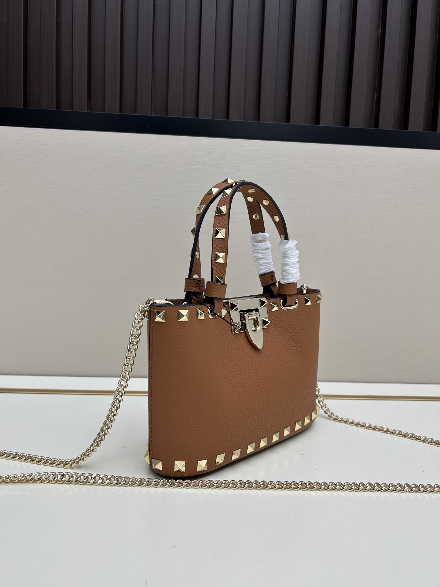 新品上架VALENTNO GARAVANI ROCKSTUD 迷你粒面小牛皮手袋 这款手袋配有手提柄和可