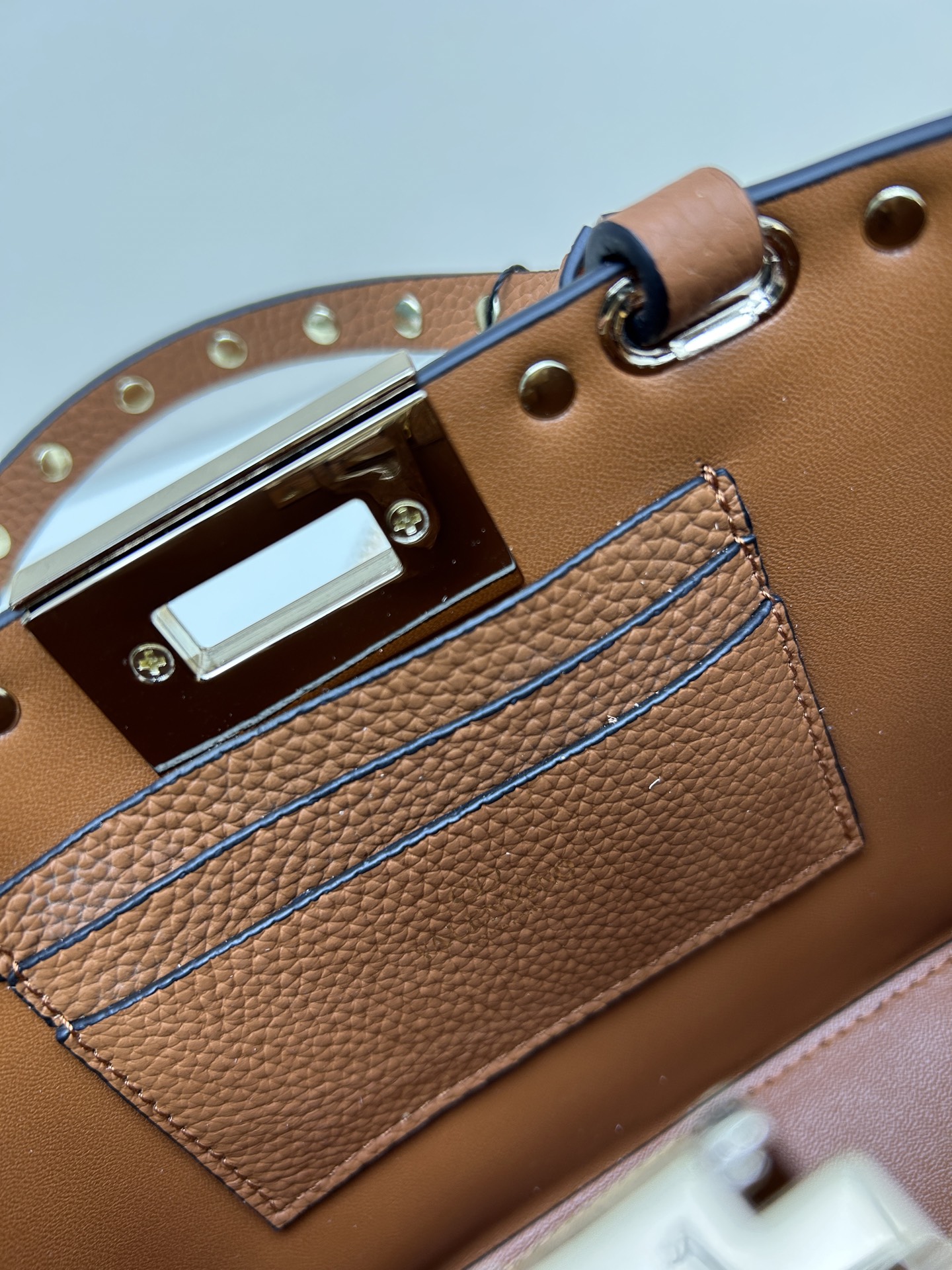 新品上架VALENTNO GARAVANI ROCKSTUD 迷你粒面小牛皮手袋 这款手袋配有手提柄和可