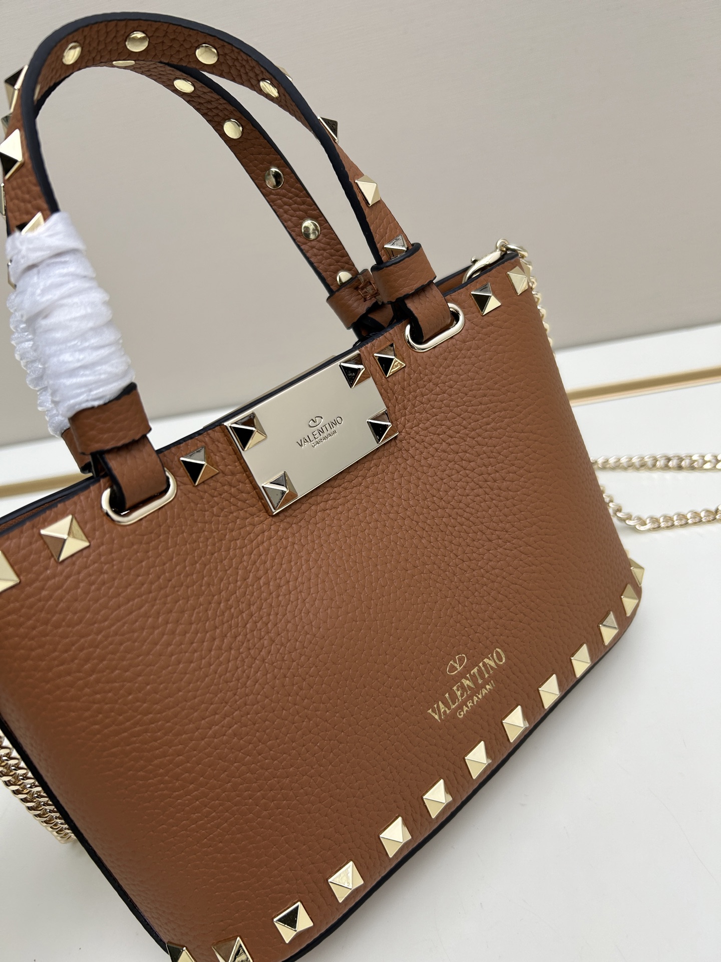 新品上架VALENTNO GARAVANI ROCKSTUD 迷你粒面小牛皮手袋 这款手袋配有手提柄和可