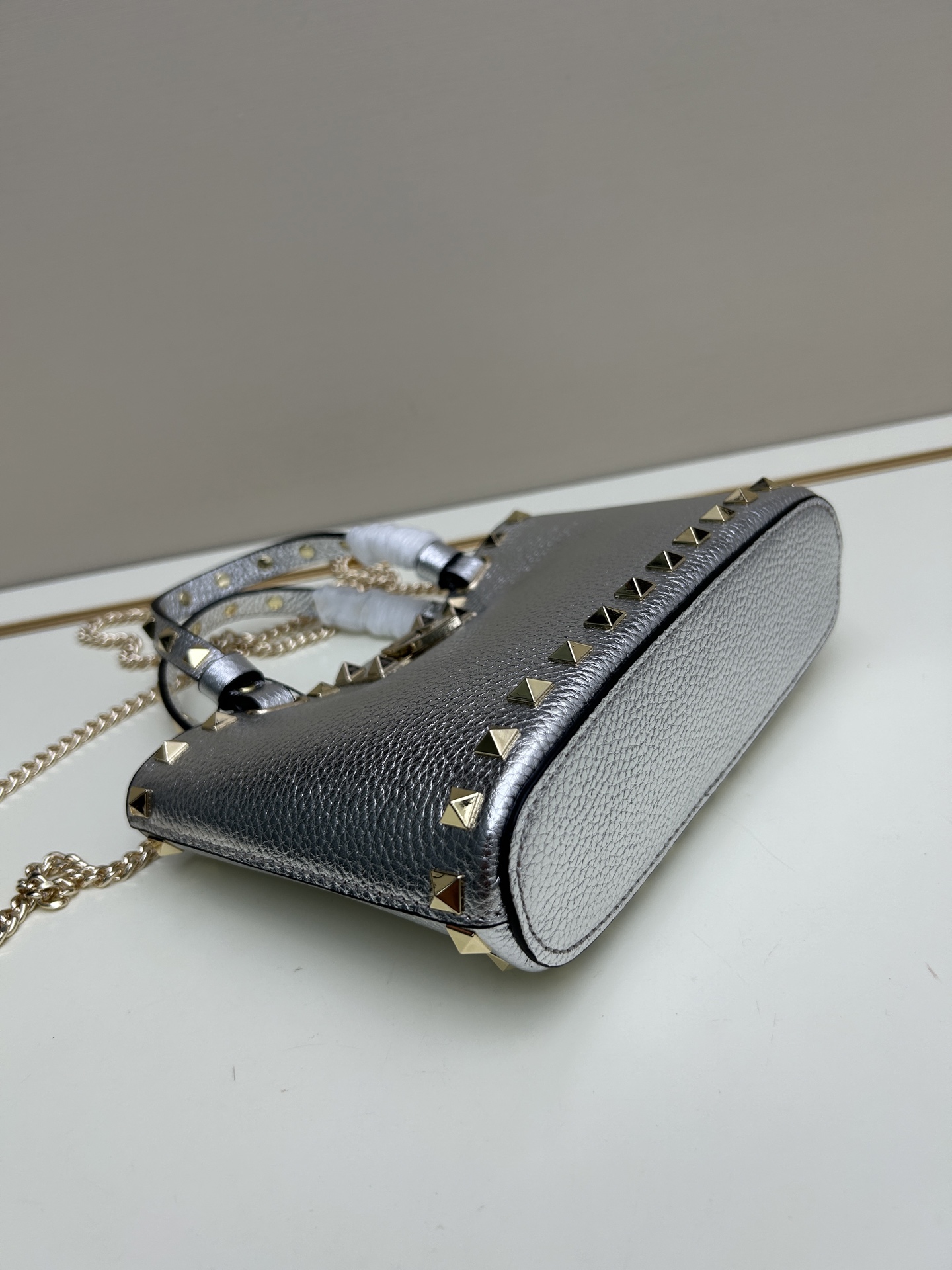 新品上架VALENTNO GARAVANI ROCKSTUD 迷你粒面小牛皮手袋 这款手袋配有手提柄和可