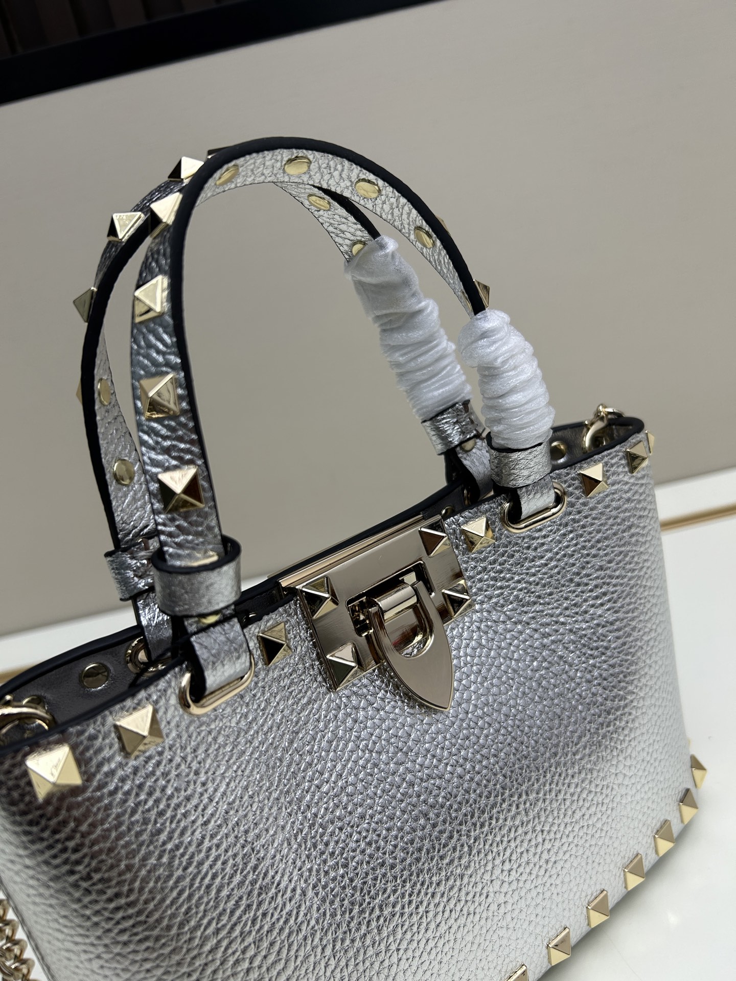 新品上架VALENTNO GARAVANI ROCKSTUD 迷你粒面小牛皮手袋 这款手袋配有手提柄和可