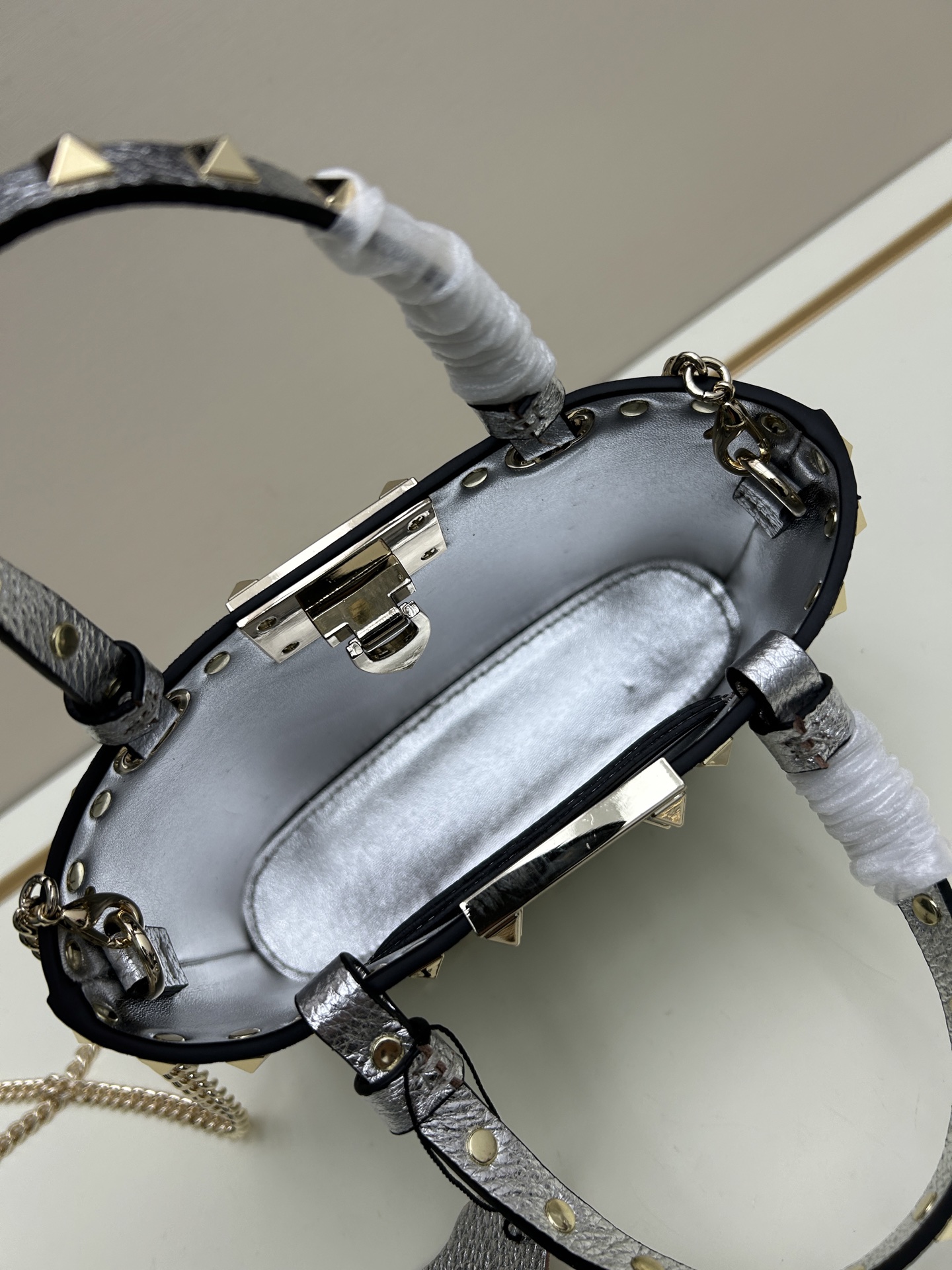 新品上架VALENTNO GARAVANI ROCKSTUD 迷你粒面小牛皮手袋 这款手袋配有手提柄和可