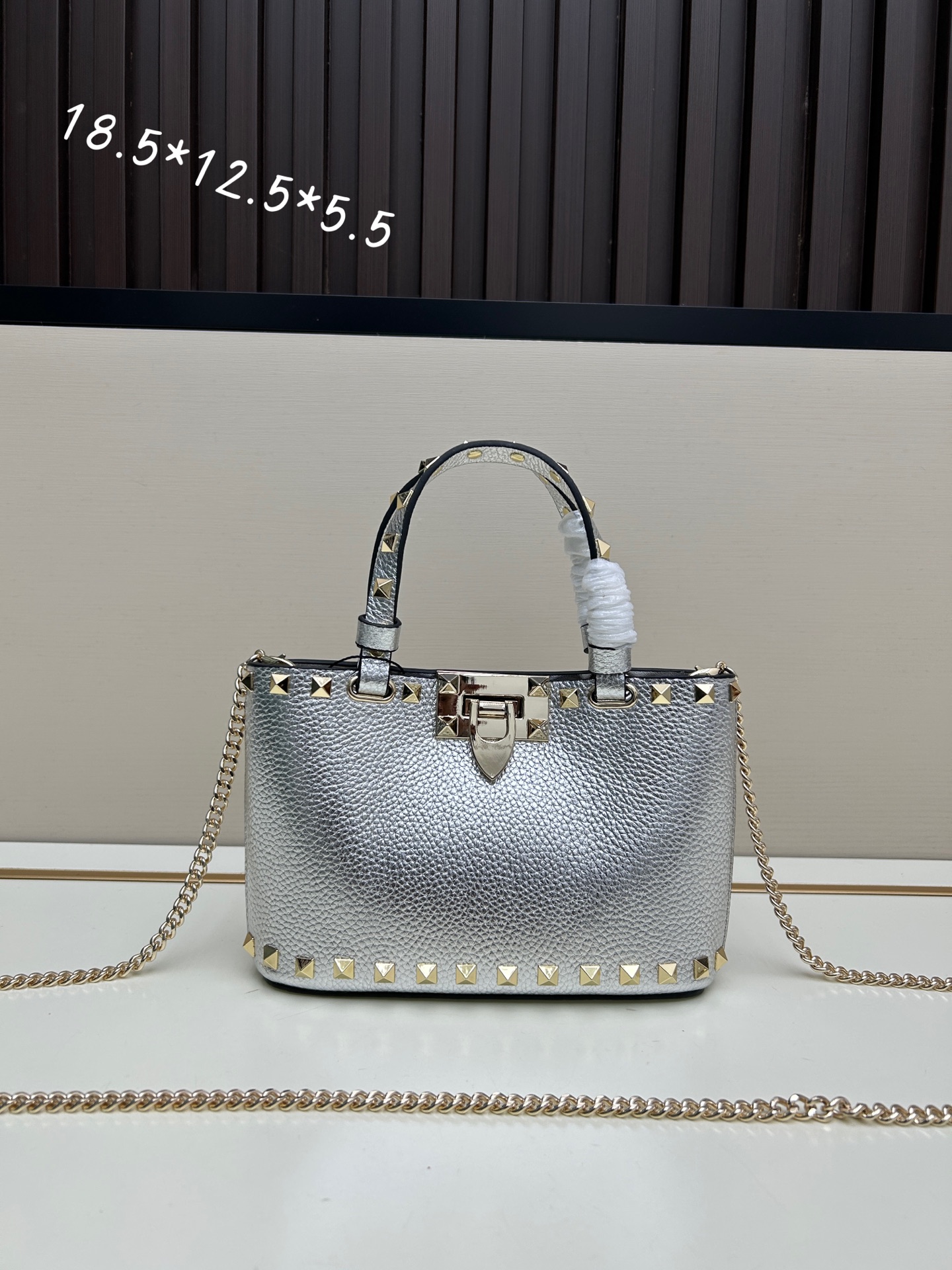 新品上架VALENTNO GARAVANI ROCKSTUD 迷你粒面小牛皮手袋 这款手袋配有手提柄和可