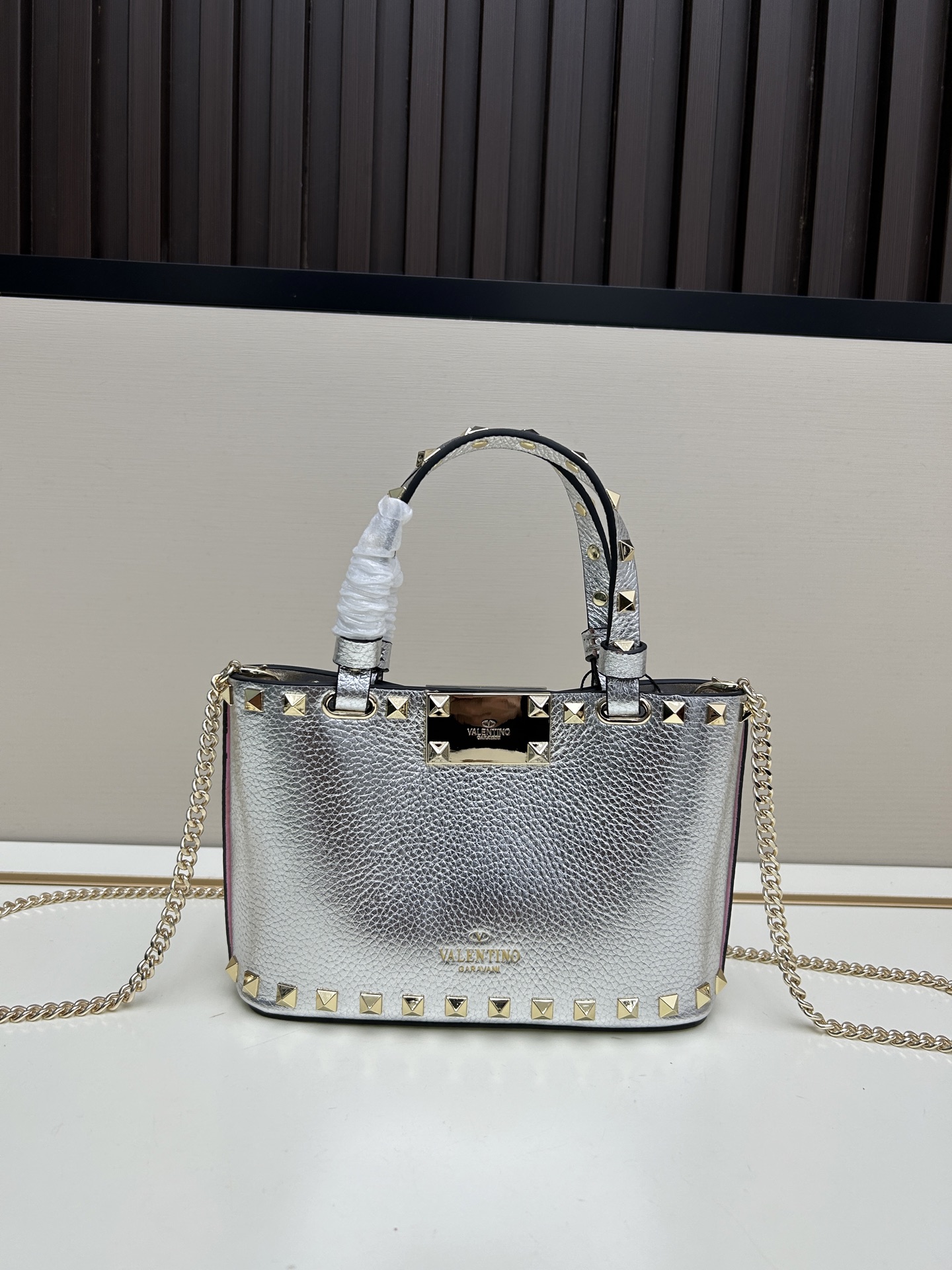 新品上架VALENTNO GARAVANI ROCKSTUD 迷你粒面小牛皮手袋 这款手袋配有手提柄和可