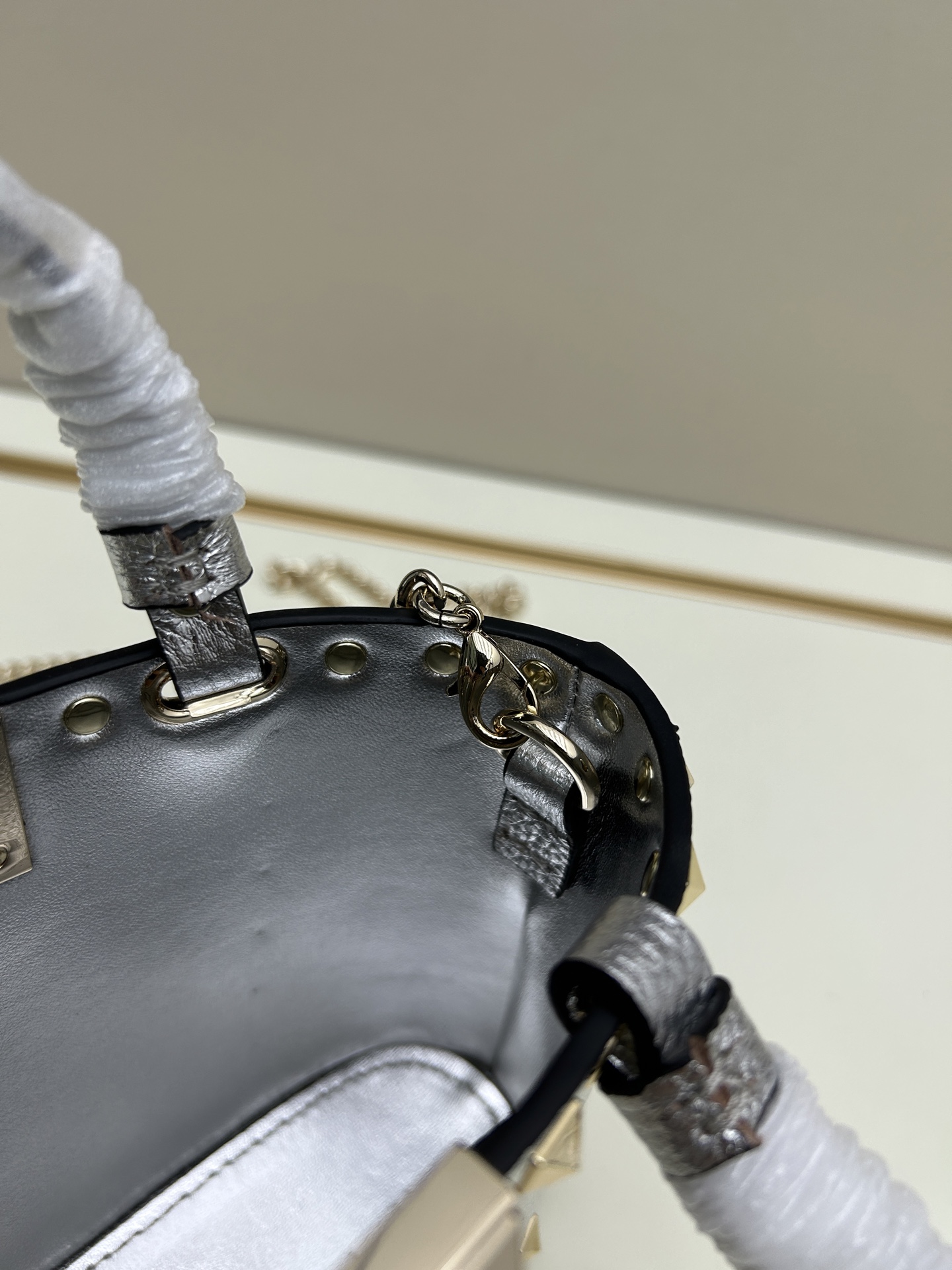 新品上架VALENTNO GARAVANI ROCKSTUD 迷你粒面小牛皮手袋 这款手袋配有手提柄和可