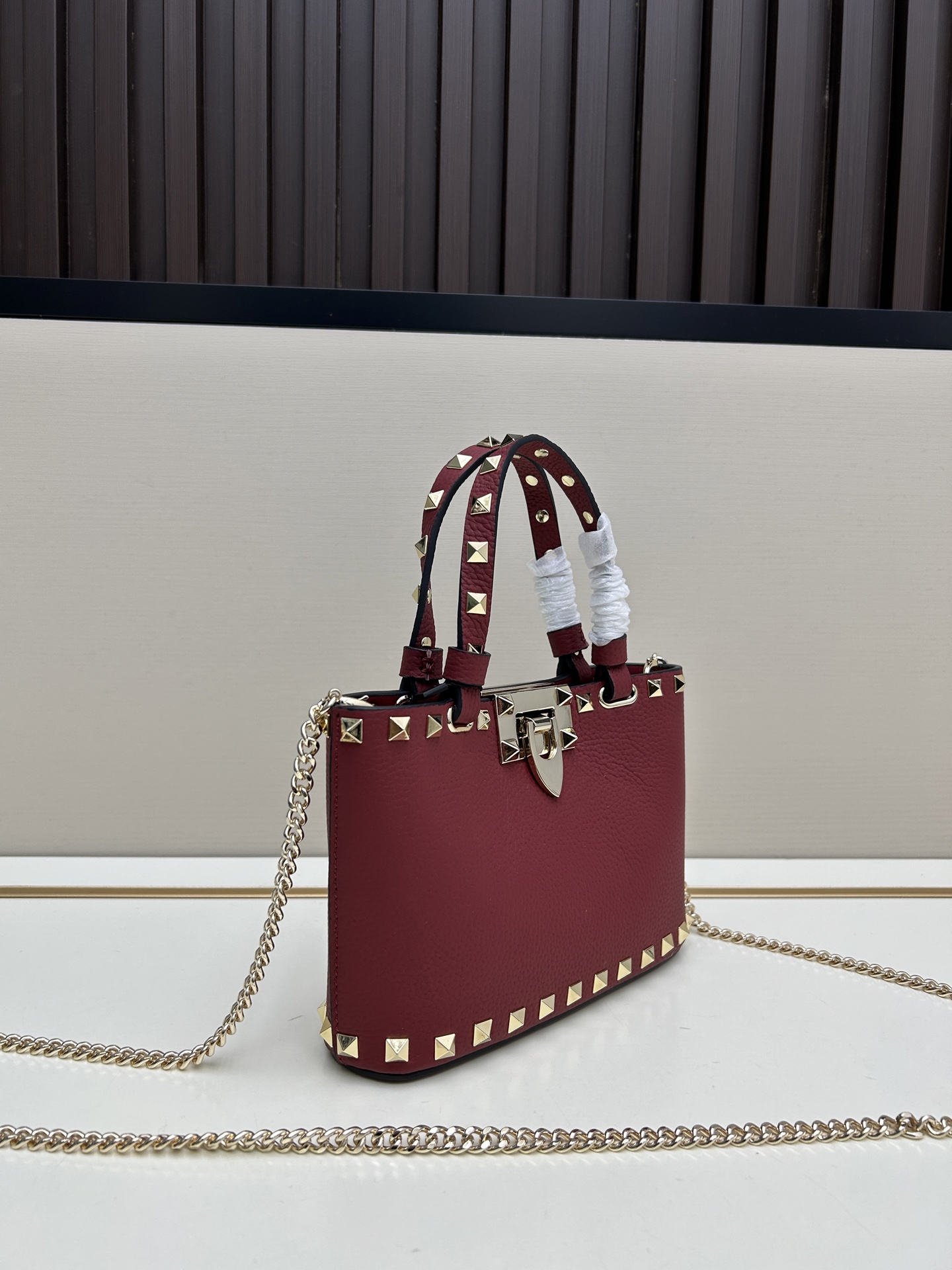 新品上架VALENTNO GARAVANI ROCKSTUD 迷你粒面小牛皮手袋 这款手袋配有手提柄和可