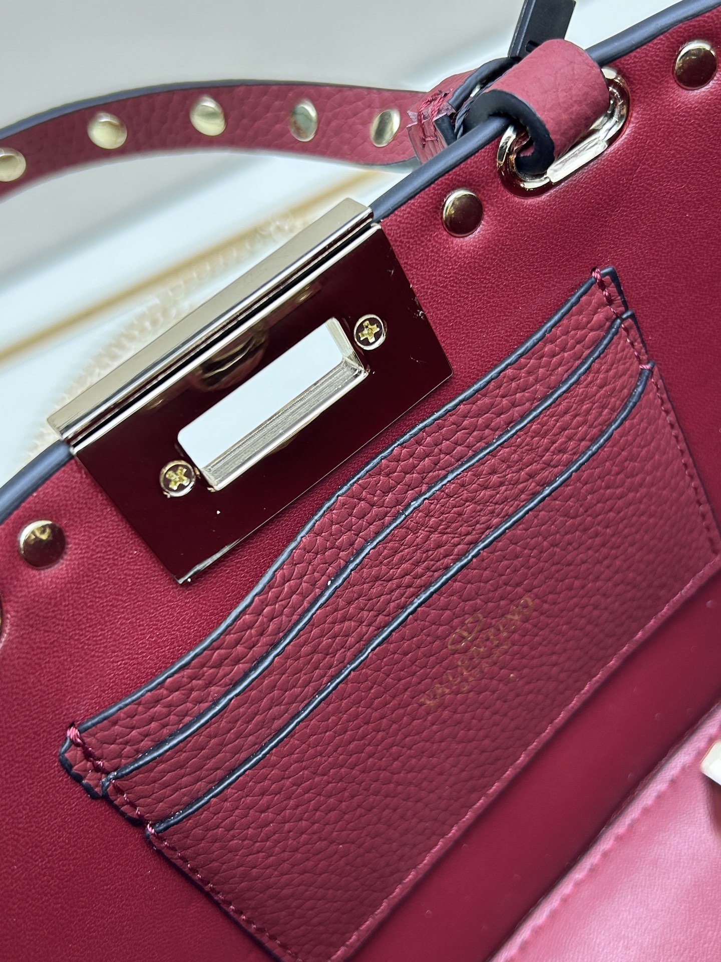 新品上架VALENTNO GARAVANI ROCKSTUD 迷你粒面小牛皮手袋 这款手袋配有手提柄和可