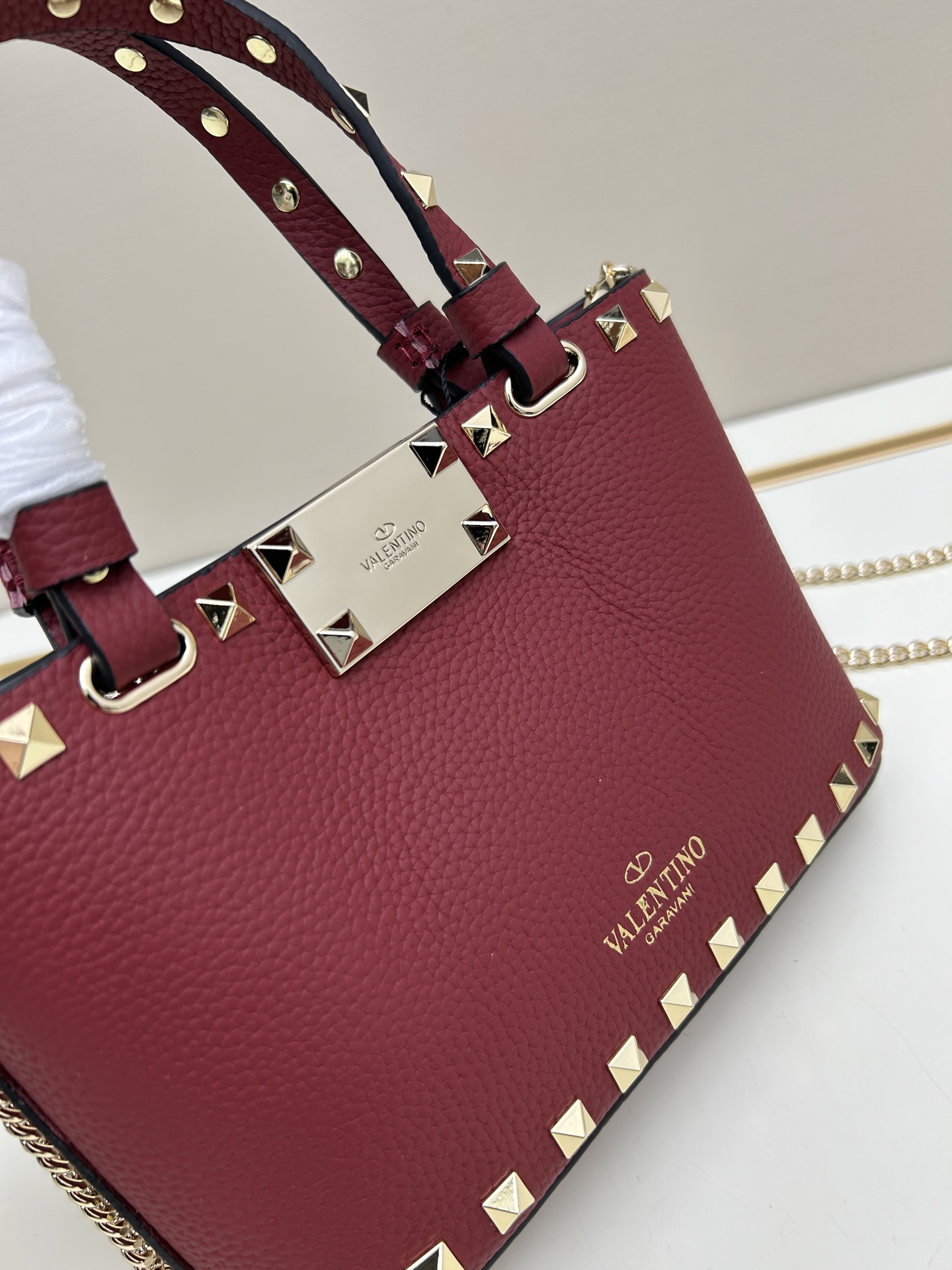 新品上架VALENTNO GARAVANI ROCKSTUD 迷你粒面小牛皮手袋 这款手袋配有手提柄和可