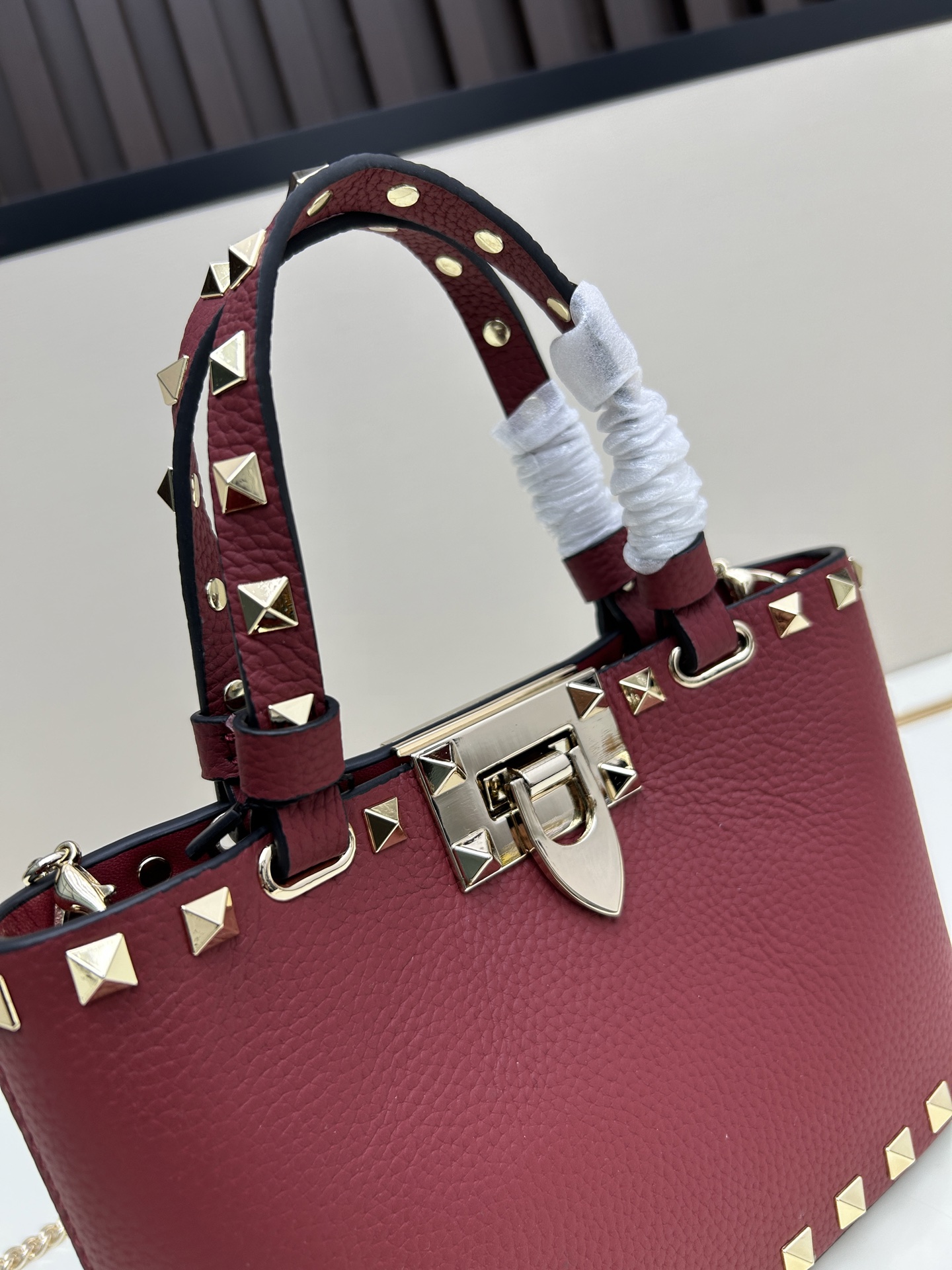 新品上架VALENTNO GARAVANI ROCKSTUD 迷你粒面小牛皮手袋 这款手袋配有手提柄和可