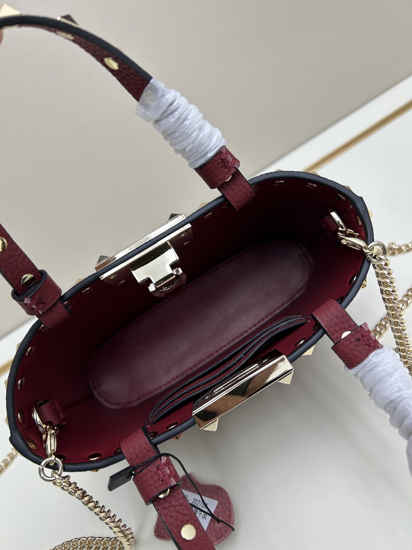 新品上架VALENTNO GARAVANI ROCKSTUD 迷你粒面小牛皮手袋 这款手袋配有手提柄和可